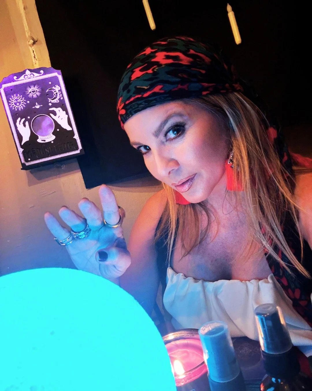 La Gitana habita en m&iacute; 😂 Y la saco a pasear de vez en cuando! 

Aprovecha esta energ&iacute;a antes de que cierre el a&ntilde;o para hacerte una lectura canalizada con cristales, tarot y or&aacute;culos. Agenda hoy tu sesi&oacute;n!

#tarot #