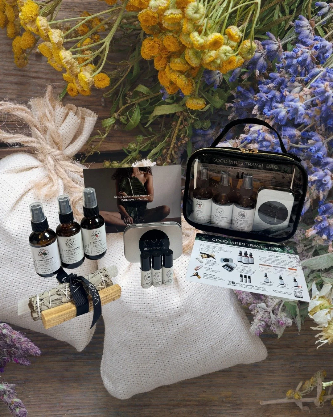 🤍 ⟶ Lleva las BUENAS VIBRAS se llevan dondequiera!!! Ahora lleva contigo este Travel Bag con la energ&iacute;a y poderosa sanaci&oacute;n que traen estas esencias de aromaterapia de lujo de Omapotecario. 

► Incluye 10 piezas!!: 3 Mists, un kit de r