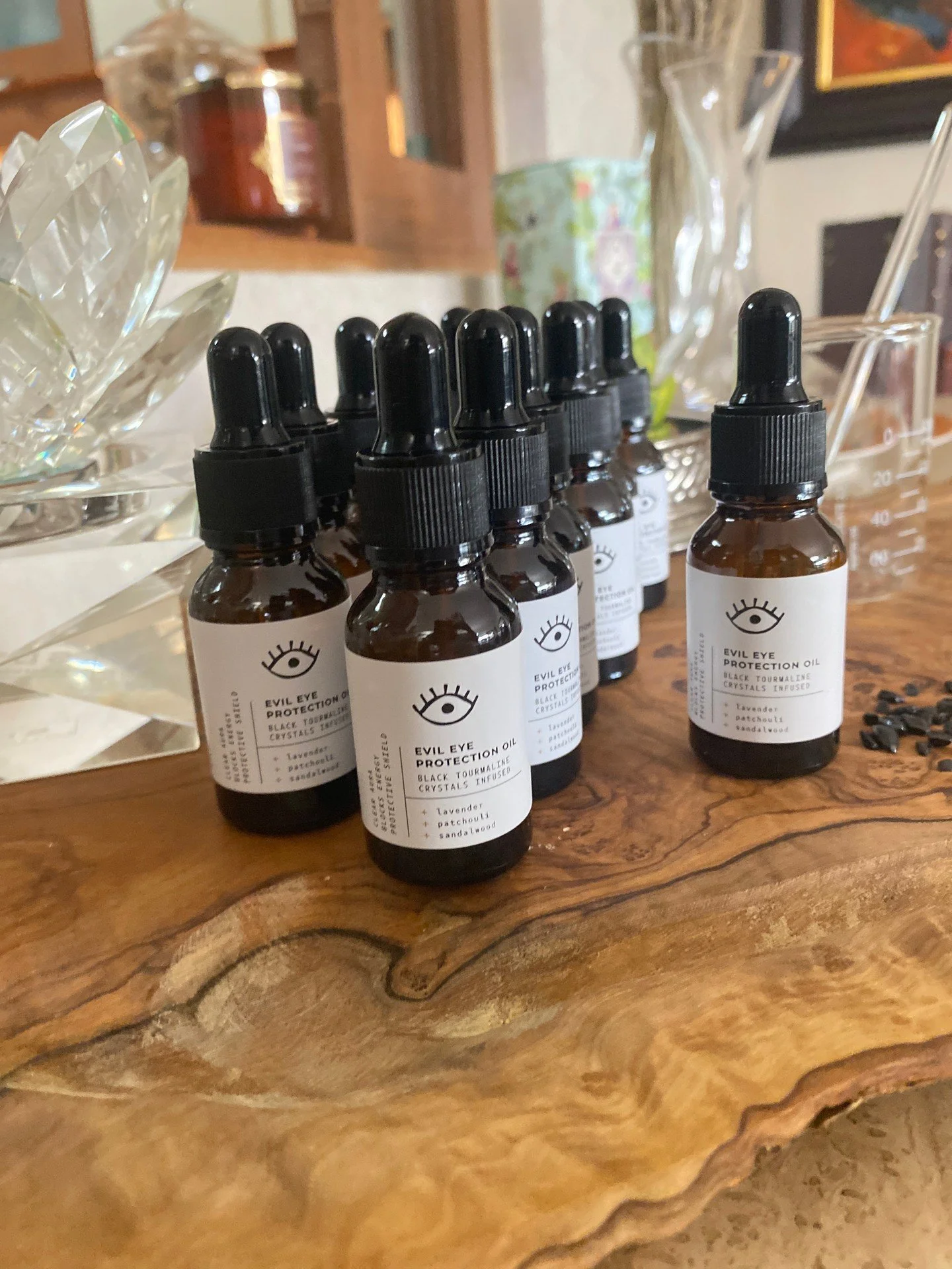 🖤 Que sientes que cuando est&aacute;s en lugares pesados, tu energ&iacute;a baja? Soluci&oacute;n: Usa un aceite de protecci&oacute;. Es un poderoso talism&aacute;n contra el mal de ojo. 

El Evil Eye Protection Oil est&aacute; dise&ntilde;ado para 