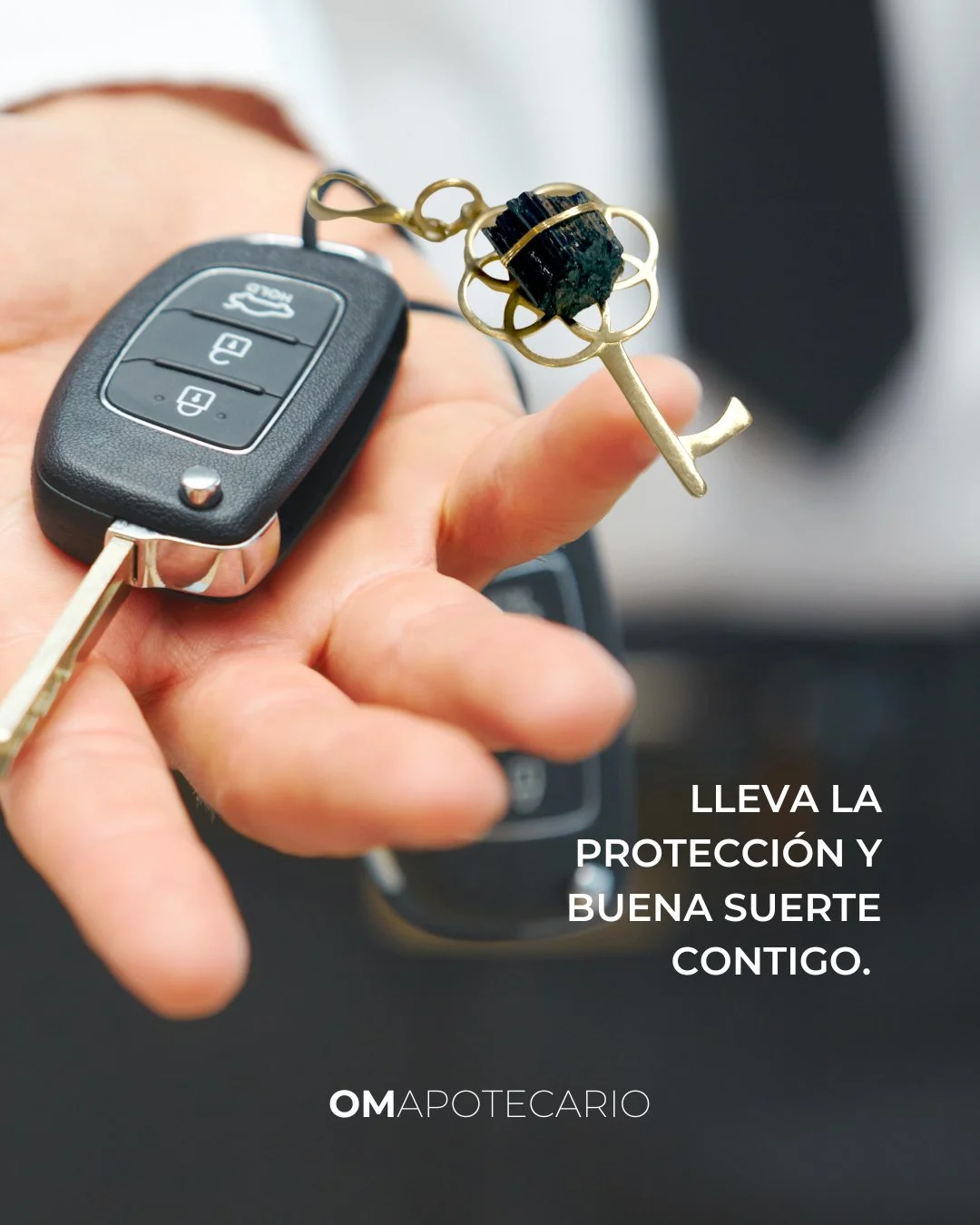 La protecci&oacute;n tambi&eacute;n puede ser parte de tu rutina diaria. 🖤✨
Este llavero s&oacute;lido en brass con turmalina negra es un amuleto para acompa&ntilde;arte en tus movimientos: cuidar tus llaves, tu carro y tu energ&iacute;a mientras tr