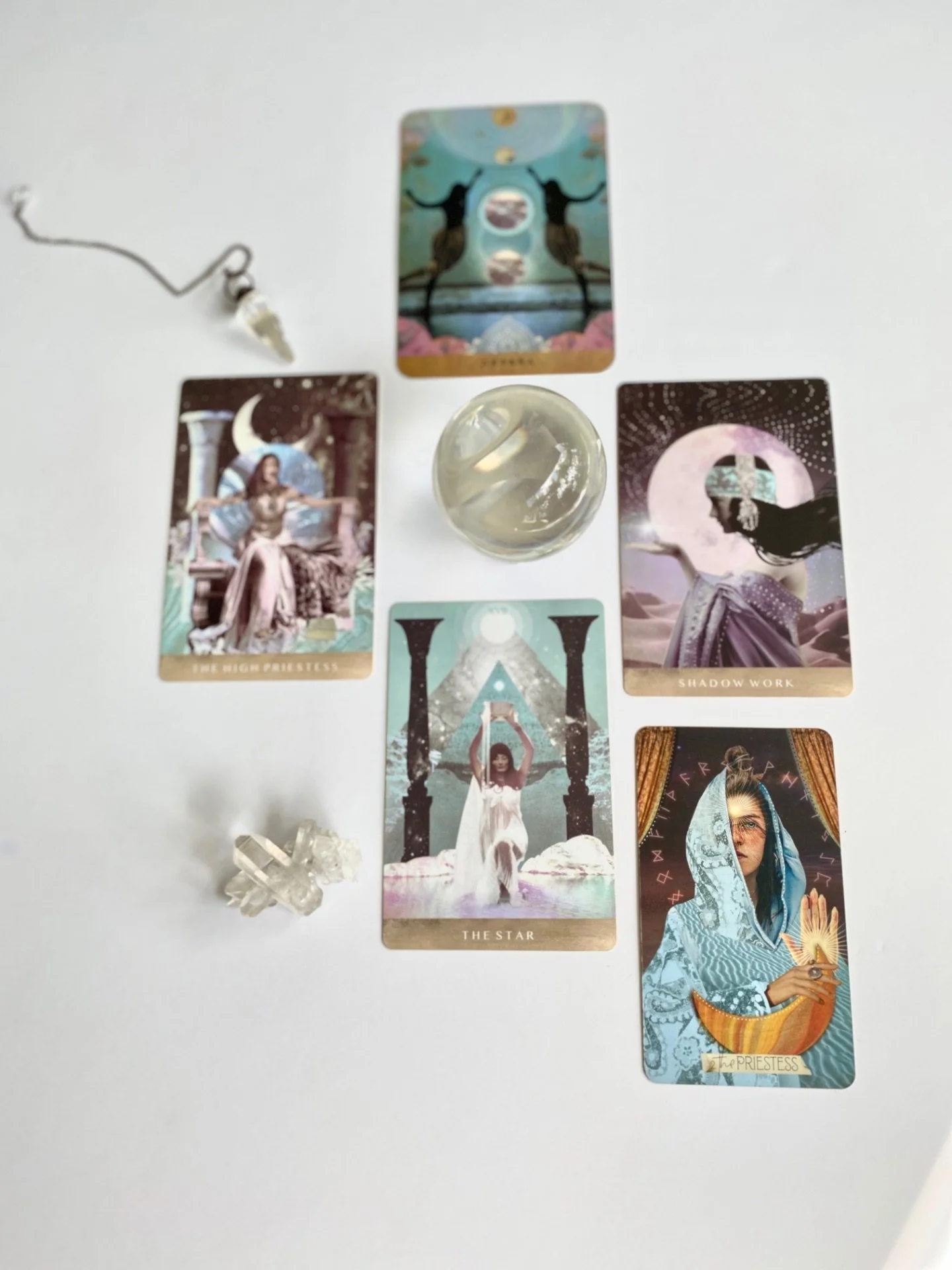 Lunes de silencio e integraci&oacute;n. ✨

La Sacerdotisa te pide escuchar tu verdad interna sin prisa.
El Shadow Work te recuerda que sanar no es evitar: es mirar con amor lo que doli&oacute;.
Y La Estrella llega como promesa suave: despu&eacute;s d