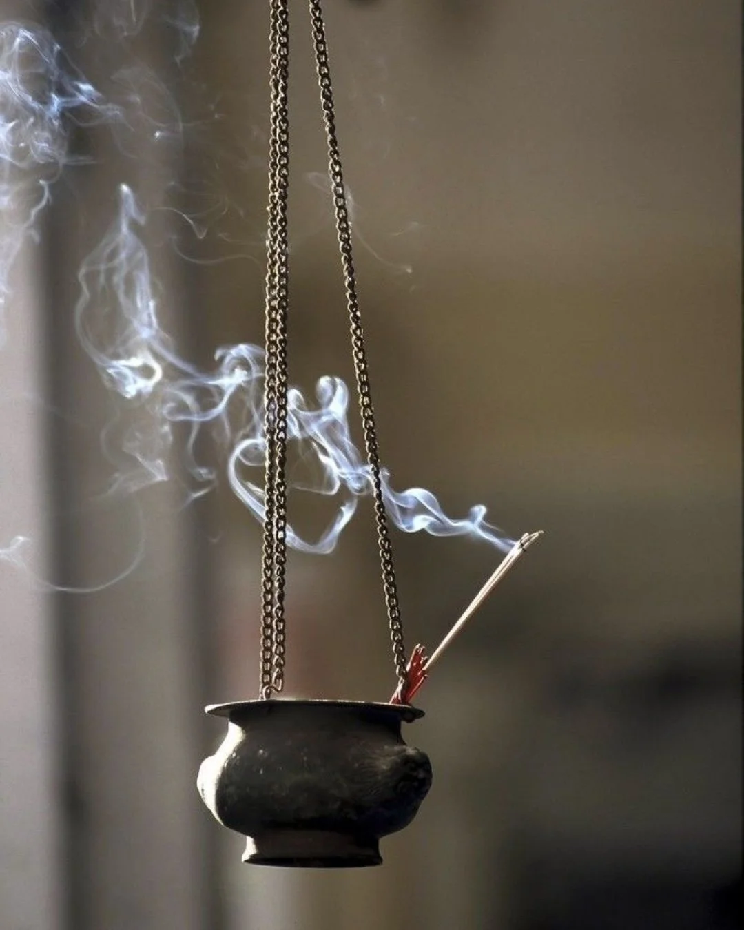 Viernes Santo 🤍✨
Hoy elijo un silencio que limpia. Un ritual que ordena.
Con este sahumerio libero lo denso, bendigo mi hogar y preparo mi coraz&oacute;n para caminar estos d&iacute;as con fe y presencia. 🌿🕯️

💭 Pregunta del d&iacute;a: &iquest;Q