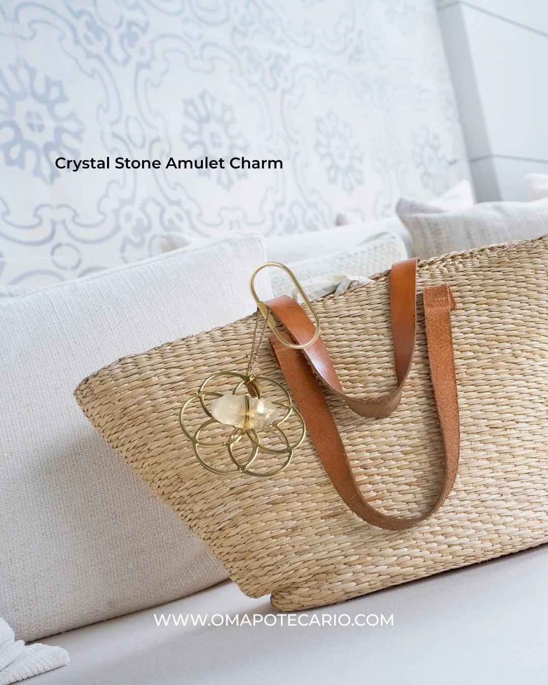 Lleva contigo siempre un cristal de cuarzo con una intenci&oacute;n!! 

Este patr&oacute;n geom&eacute;trico conocido como la Flore de la Vida, te ayuda a amplificar la energ&iacute;a de tus intenciones! 

Disponible en nuestro shop online: www.omapo