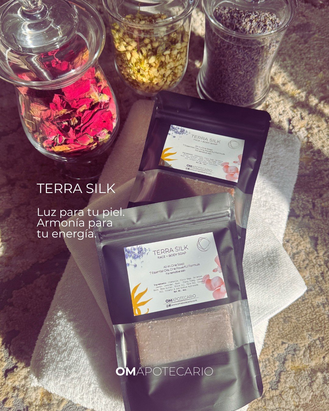 TerraSilk es un ritual de suavidad, luminosidad y armon&iacute;a. 🧼✨
Una mezcla floral exquisita de manzanilla, geranio, jazm&iacute;n, lavanda, rosa, ylang ylang y lemon balm, combinada con aceites nutritivos como coco, karit&eacute; y oliva para d