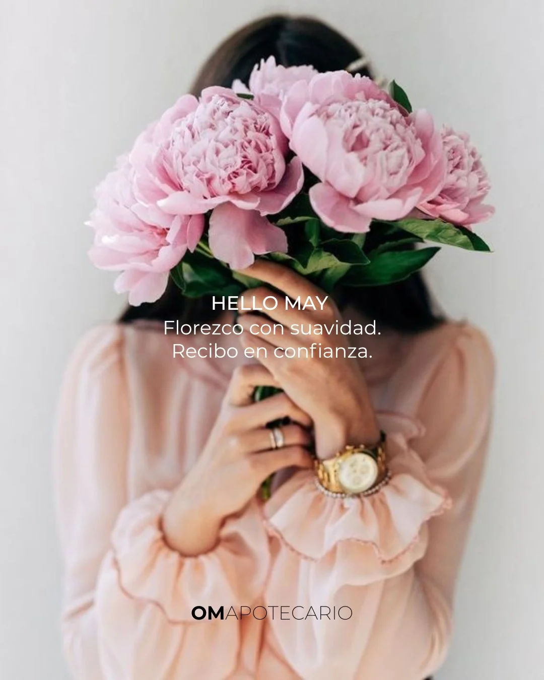 Hello May 🌸
Que este mes nos encuentre m&aacute;s suaves con nosotras mismas, m&aacute;s presentes en el cuerpo y m&aacute;s abiertas a recibir lo bueno sin apurarlo.
Hoy inicio mayo con intenci&oacute;n, gratitud y una sola decisi&oacute;n: elegir 