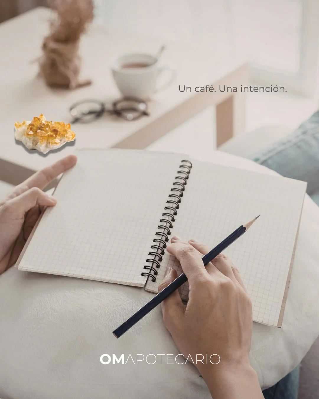 Ritual de 60 segundos ☕️📝✨

1. Respira 3 veces lento.
2. Escribe 1 intenci&oacute;n para hoy.
3. Escribe 1 acci&oacute;n peque&ntilde;a que la sostenga.
4. Cierra con: &ldquo;Elijo lo esencial.&rdquo;

💛 Cuarzo Citrino: claridad + confianza para da