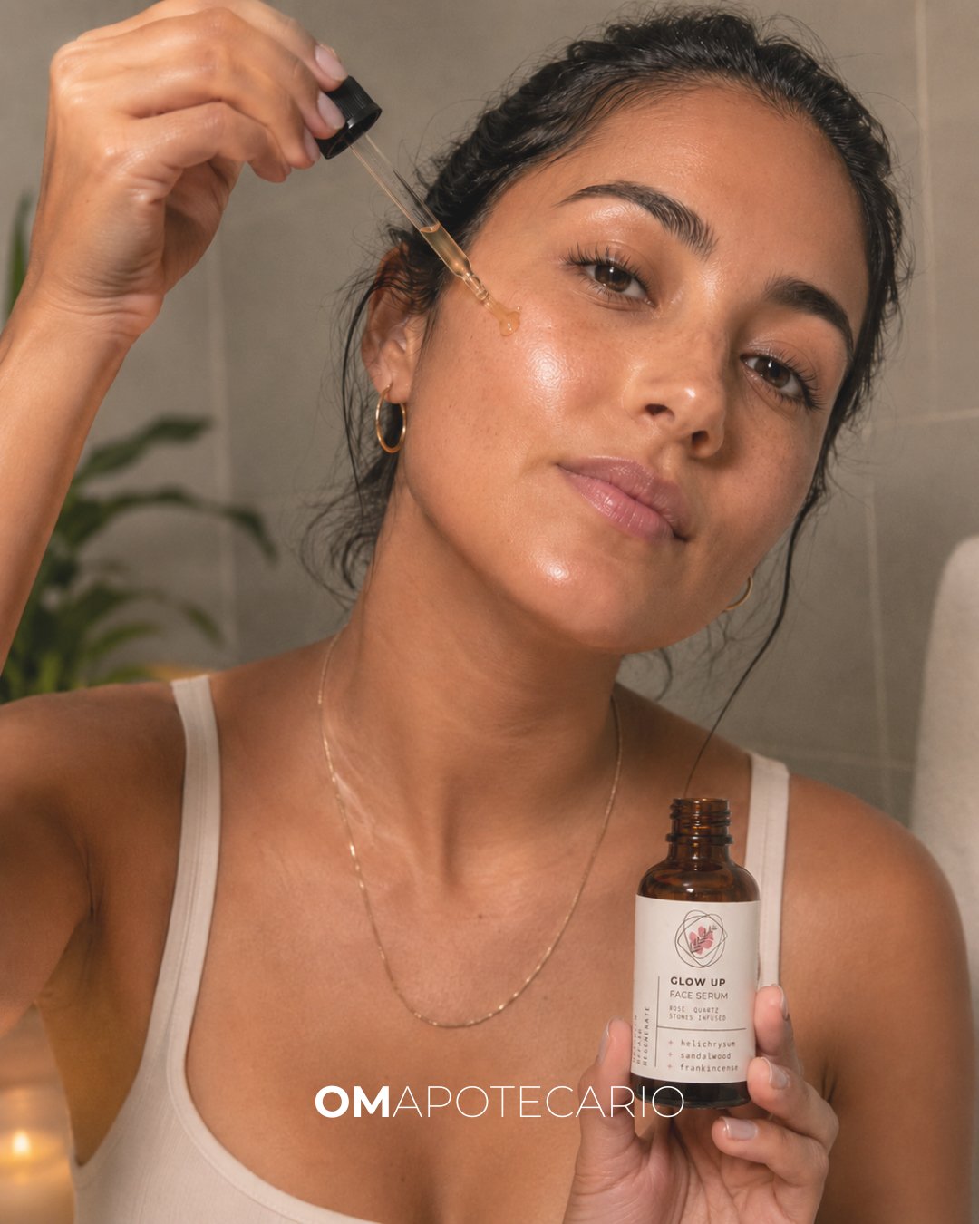 Glow Up Face Serum ✨
Un ritual simple para volver a tu brillo: 1&ndash;2 gotas, masaje suave (rostro, cuello y pecho) y 3 respiraciones lentas.

Con helicriso, s&aacute;ndalo e incienso + cuarzo rosa, para una piel que se siente m&aacute;s suave, lum