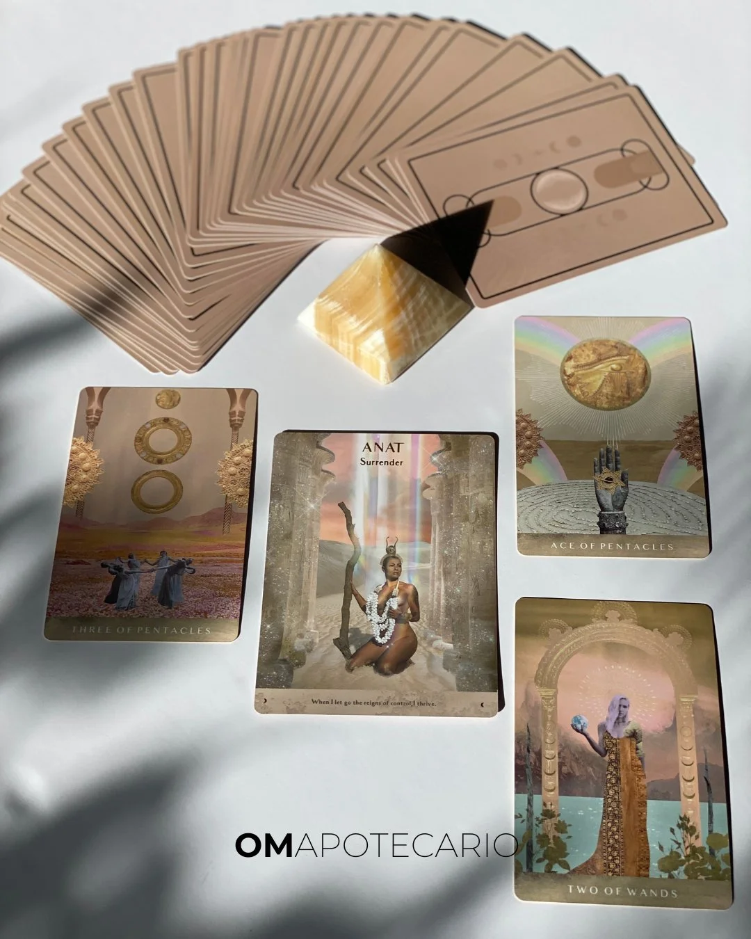 Hoy las cartas hablan claro: Surrender no es rendirse, es soltar el control para escuchar la gu&iacute;a.
Se abre una puerta nueva (As de Pent&aacute;culos) que se sostiene con colaboraci&oacute;n y estructura (3 de Pent&aacute;culos).
Y el 2 de Bast