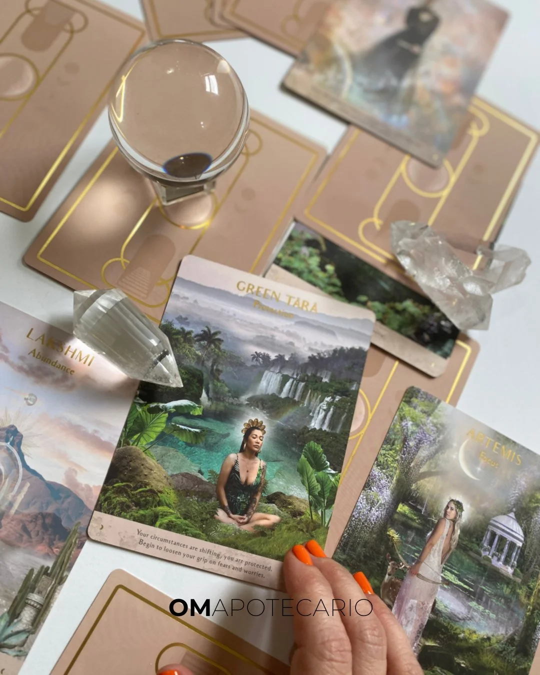 Esta semana, Green Tara nos recuerda que la verdadera protecci&oacute;n nace cuando vuelves a tu centro.

Suelta el peso de &ldquo;tener que poder con todo&rdquo; y elige un paso a la vez: con calma, con fe y con direcci&oacute;n.
Tu energ&iacute;a s