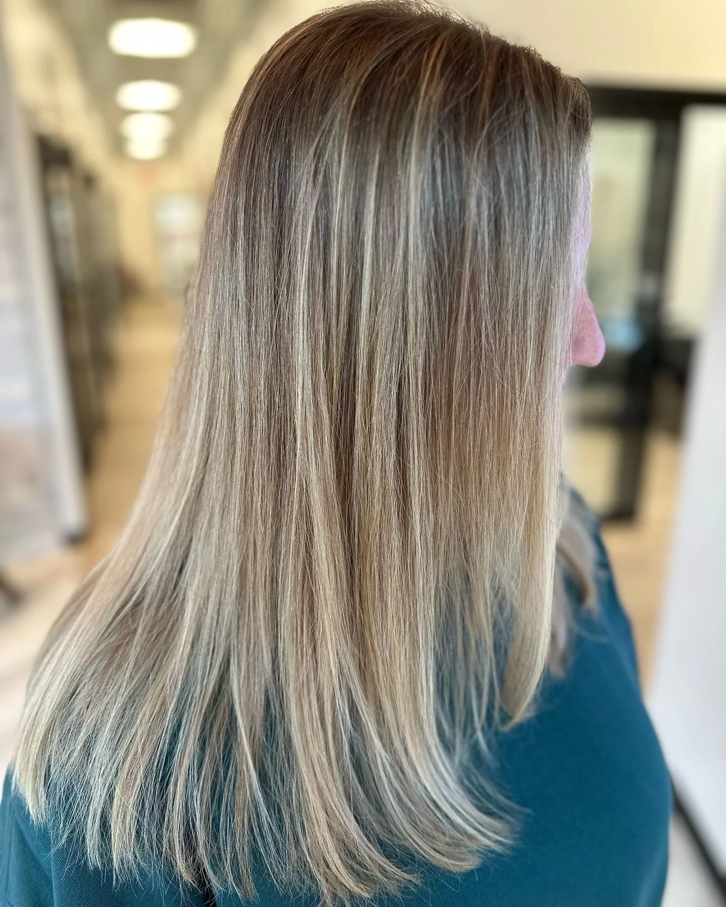 ✨Blonde, but make it low maintenance✨

When I am putting foils into your hair there is always strategy behind where I am putting that foil.

Then any rooting and toning that I do is the icing on the cake. It just serves to enhance the blend even more