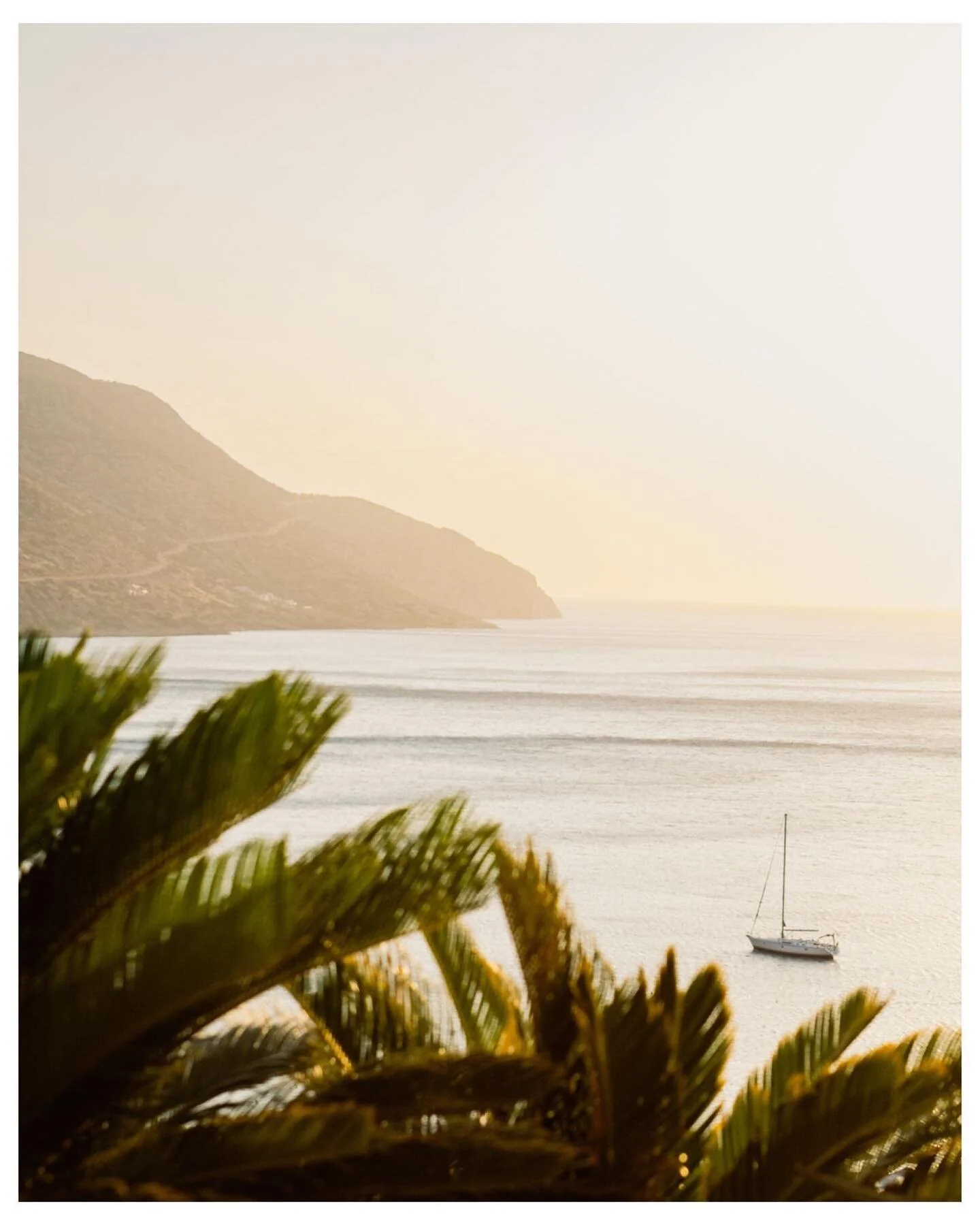 Morning light ✨

.
.
.
.
.
.
#CondeNastTraveller #cntravellerme #oftheafternoon #summervibes #voyagevoyagemagazine #voyageursdumonde #departuresmag #soulandsea #mediterranean #mediterraneanlife #mediterraneamente #mediterraneansummer #lifebythesea #m