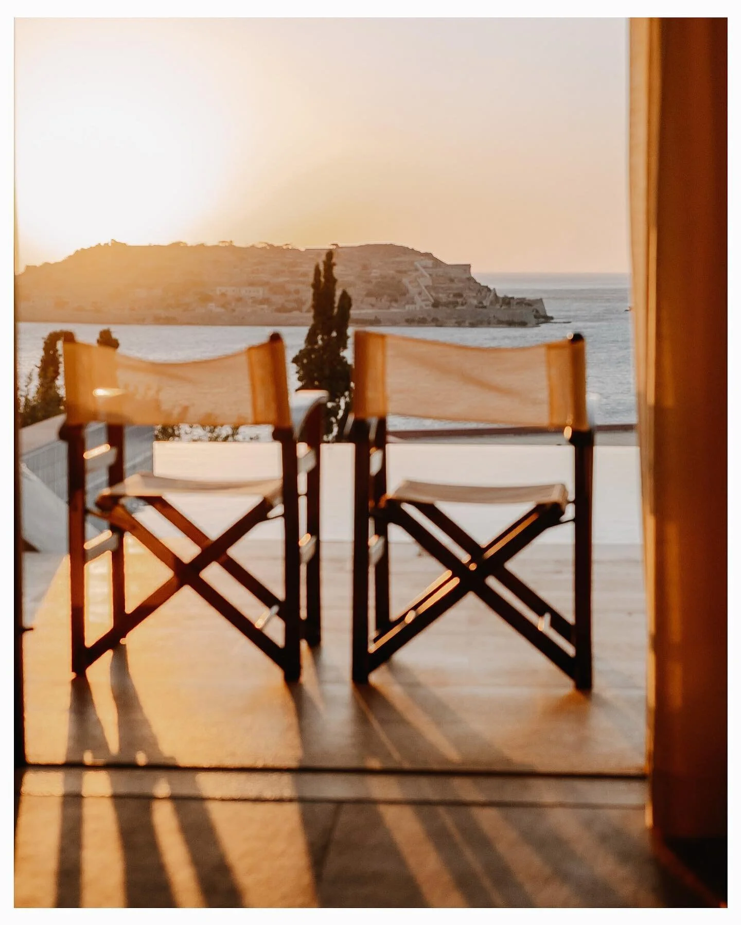 Sunrise VIP seats 

.
.
.
#summervibes #voyagevoyagemagazine #voyageursdumonde #departuresmag #soulandsea #mediterranean #mediterraneanlife #mediterraneamente #mediterraneansummer #saltysouls #lifebythesea  #mytinyatlas #neverendingsummer #ladolcevit