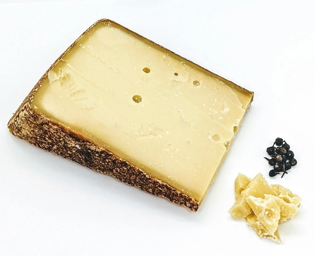 100% Heumilch Bergkäse | Reifung EXTRA WÜRZIG | 100% Rohmilch Bergkäse aus dem Bregenzerwald jetzt online kaufen in Ferdl's Käse online Shop