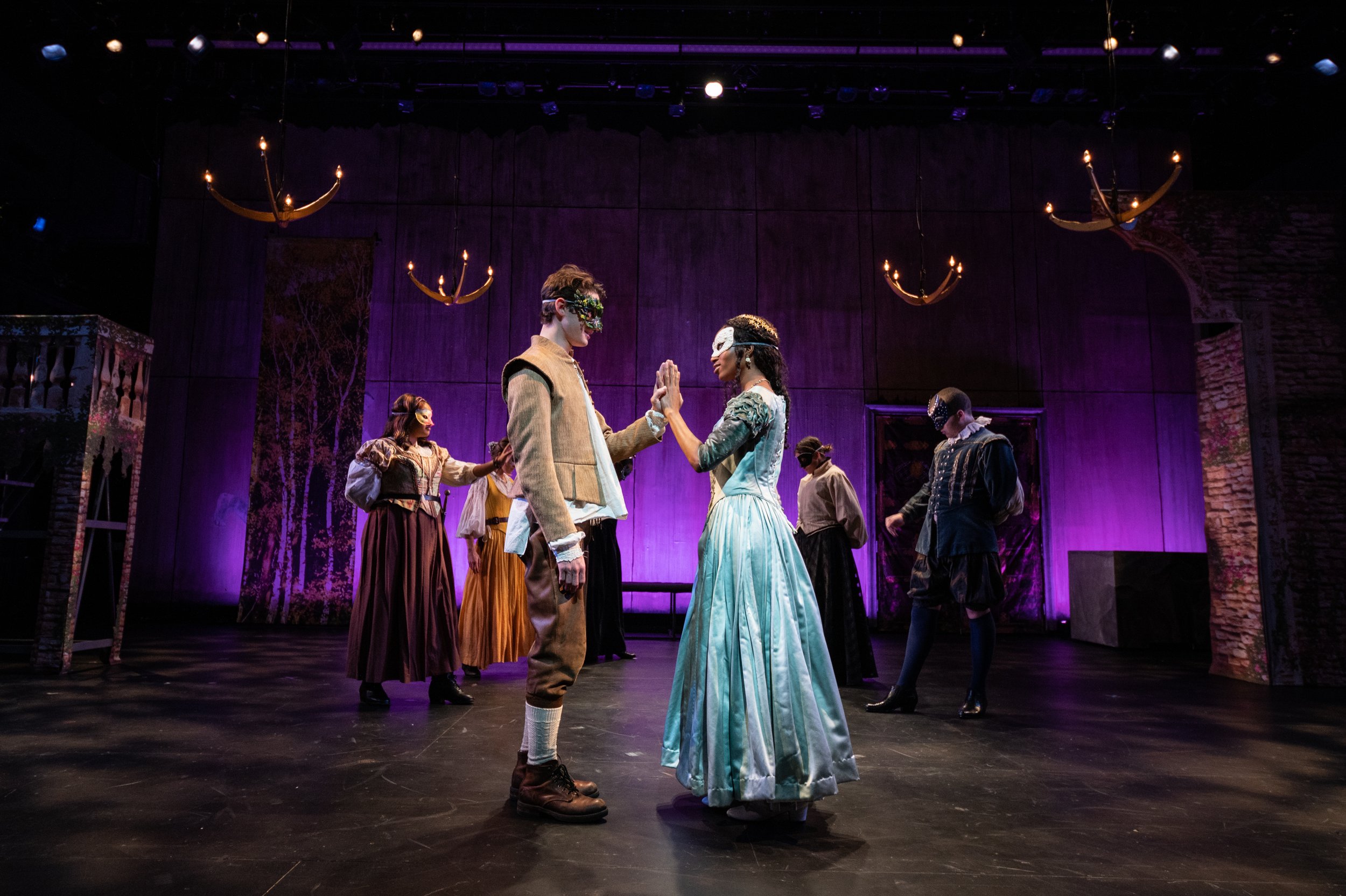 romeo-juliet-new-school-211215-115.jpg