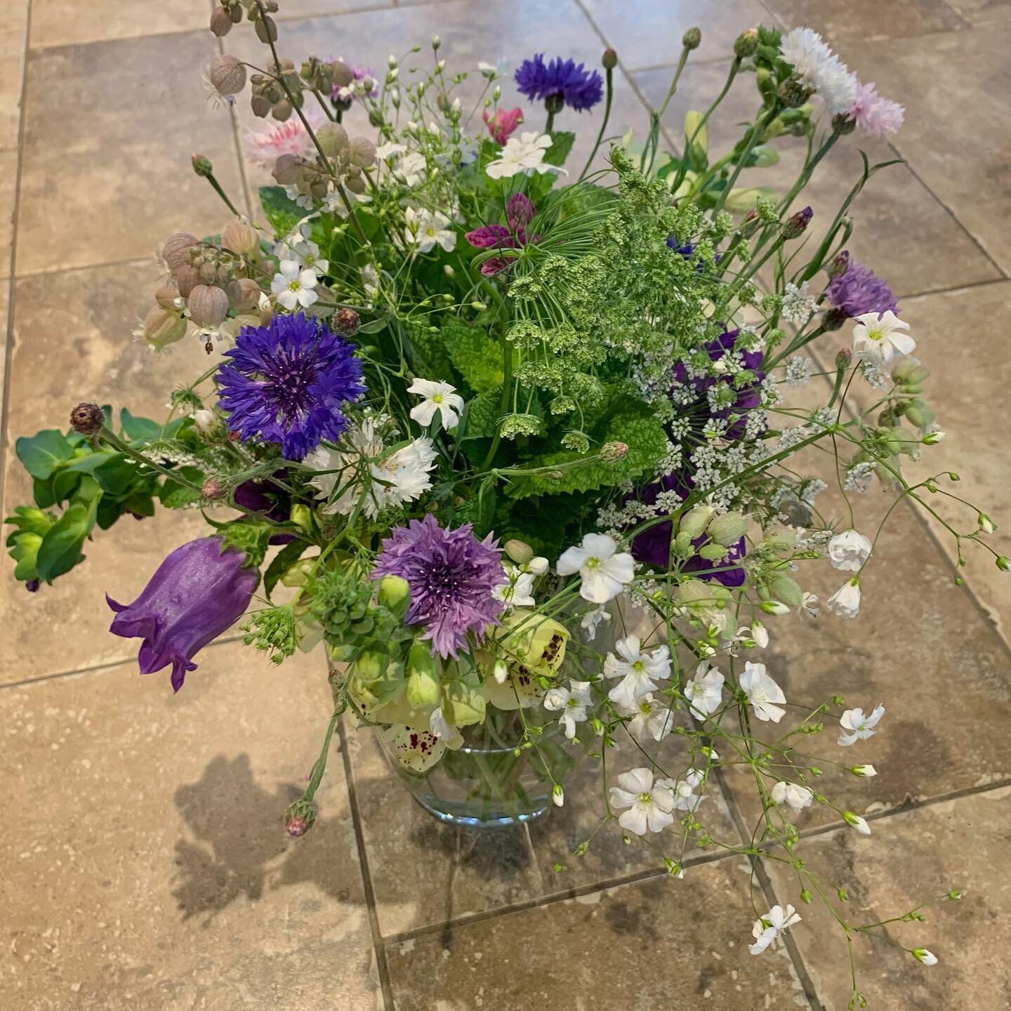 Stunning flowers, I love this cottage style. Thank you PETA &hearts;️ @saxongateflowers 

#flowers #pretty #fullcirclegrowing #natural #prettyflowers🌸