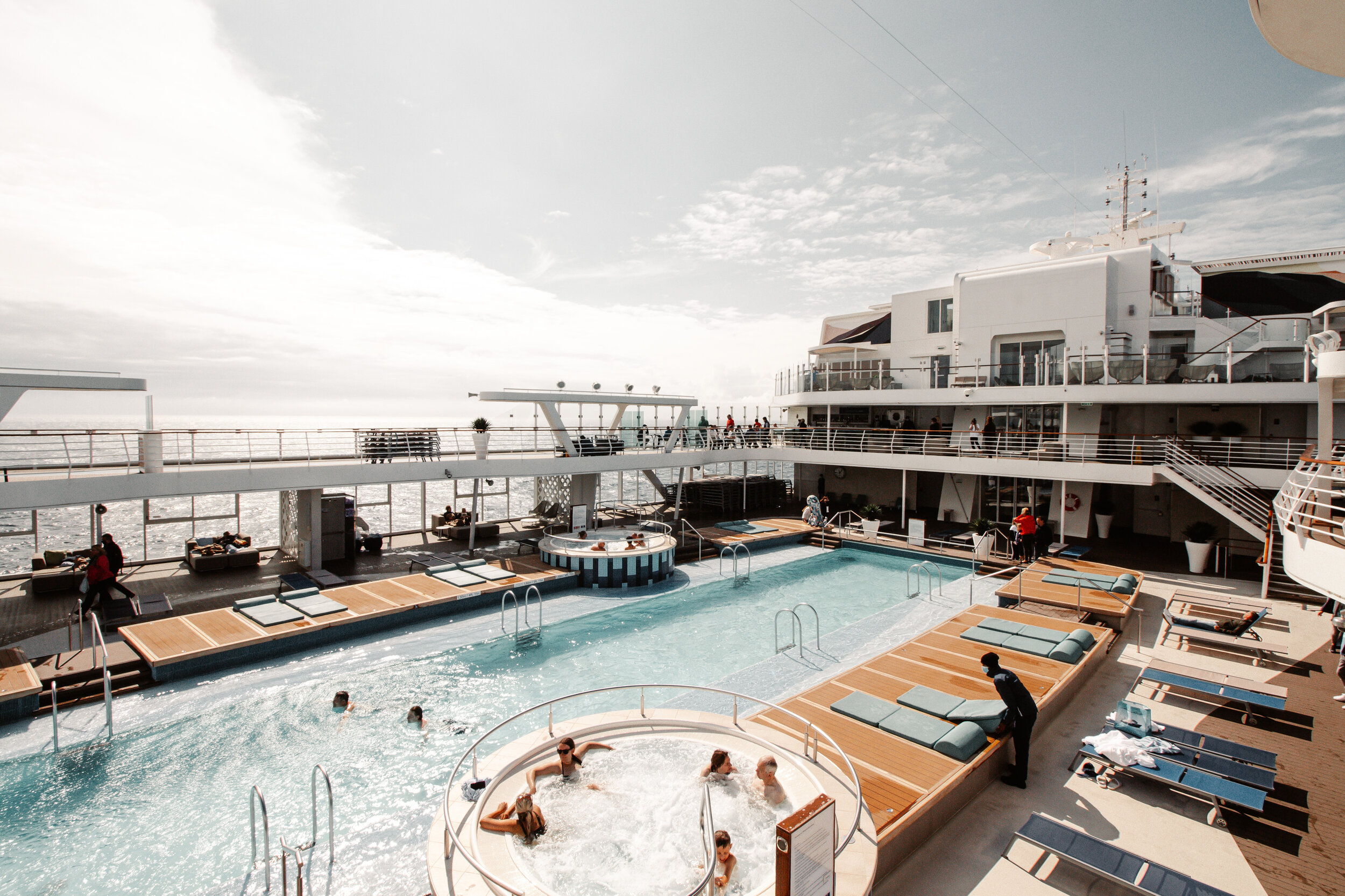 Social Distancing auch am Pool der Mein Schiff 2