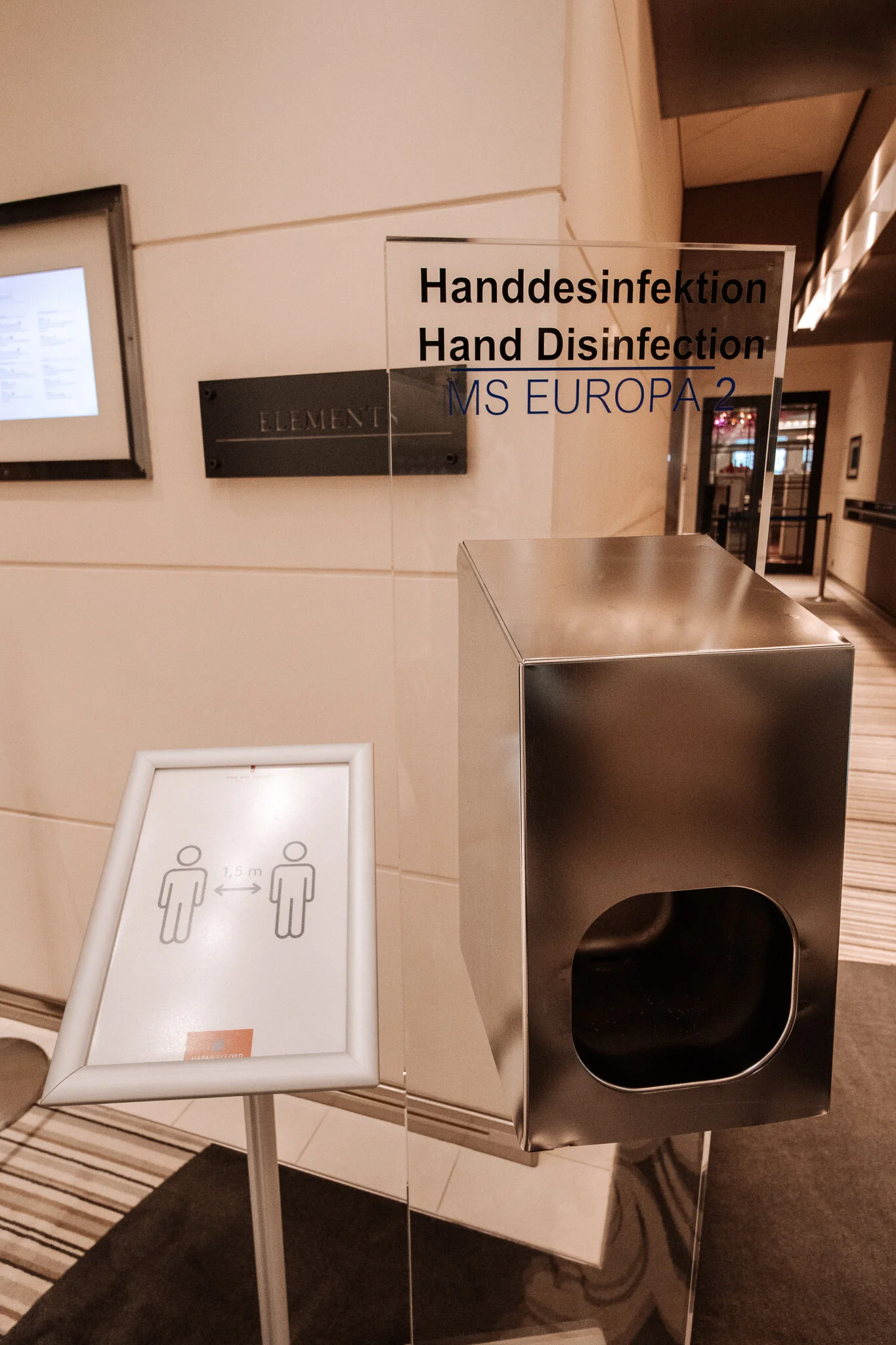 Zahlreiche Desinfektionsspender findet man auf dem ganzen Schiff