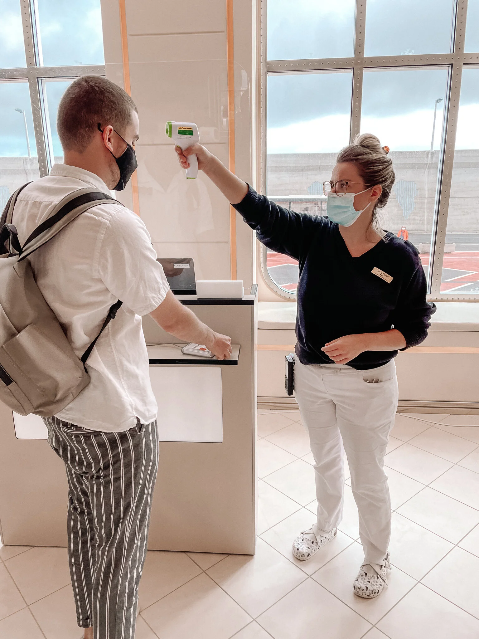 Tägliche Köpertemperaturmessung ist Pflicht für alle Passagiere der EUROPA 2