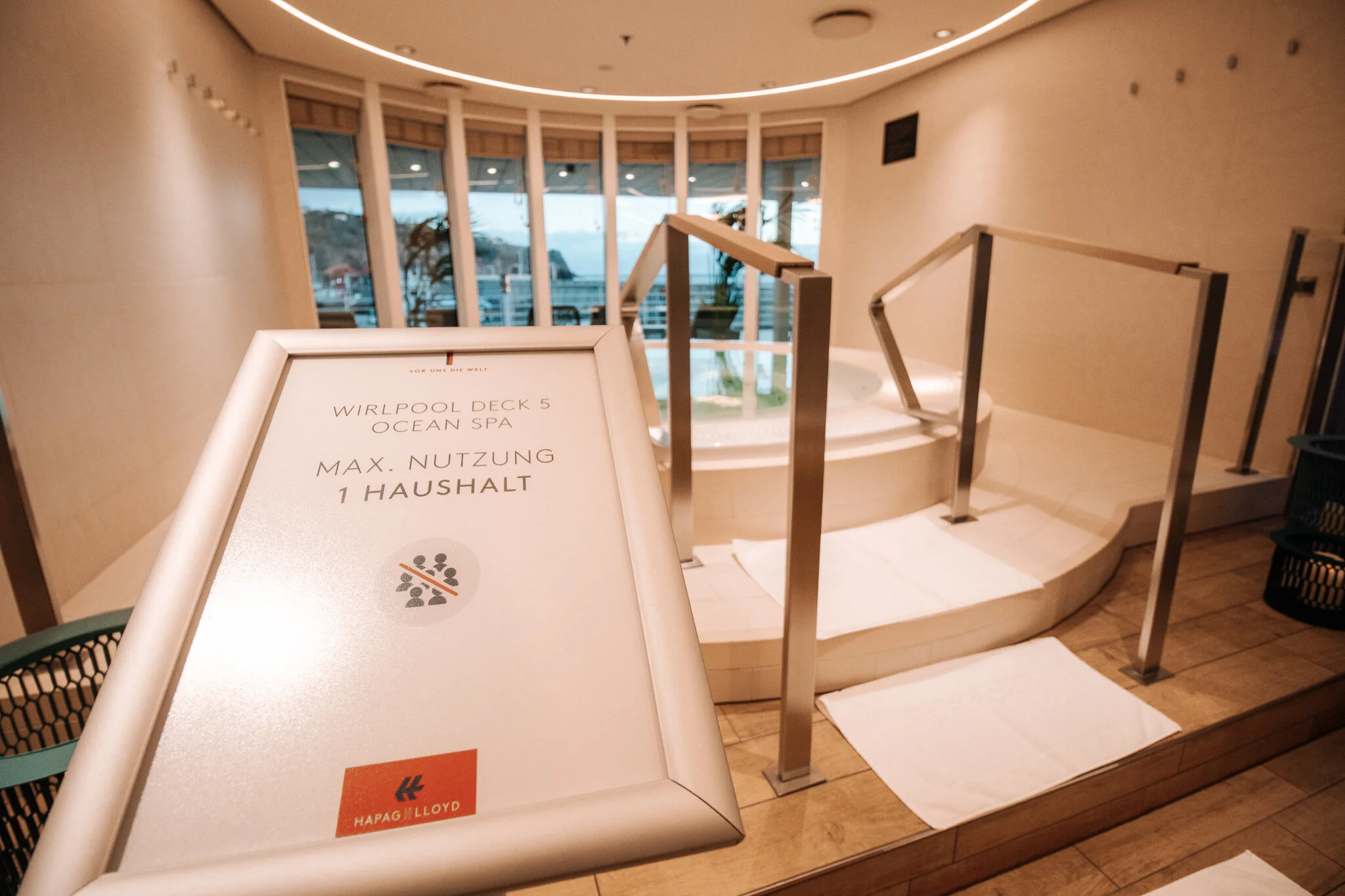 Abstand gilt auch im Ocean Spa der EUROPA 2