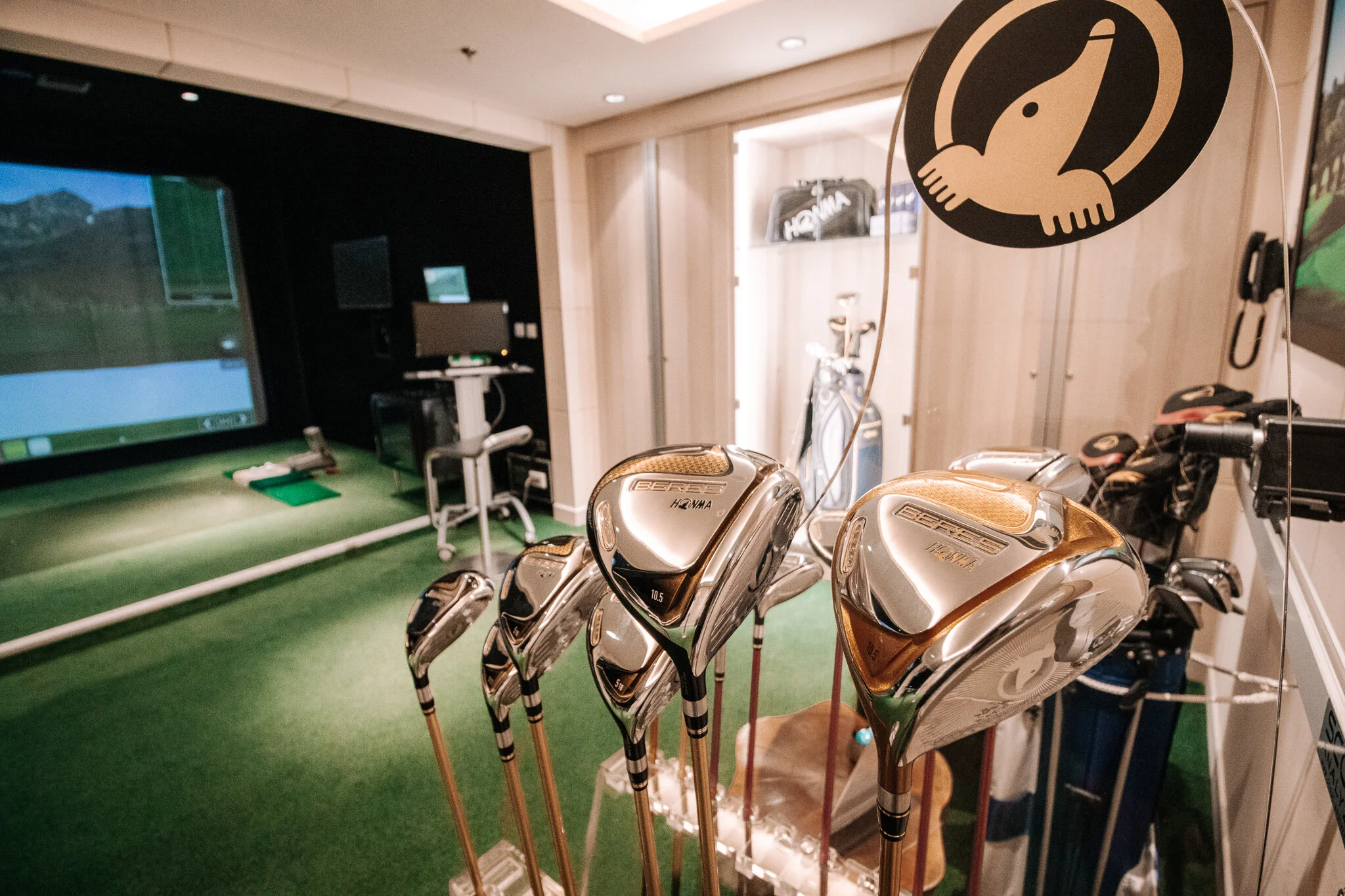 Der Golfsimulator auf der EUROPA 2 kann wie gewohnt benutzt werden, einfach mit Abstand