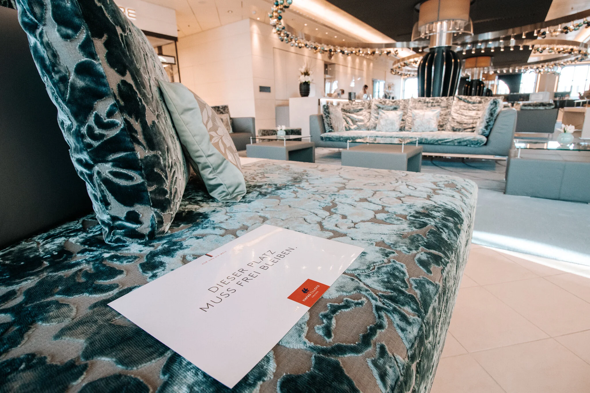 Schilder kennzeichnen, wo ein Platz freigelassen werden muss und wo man sich sitzen darf