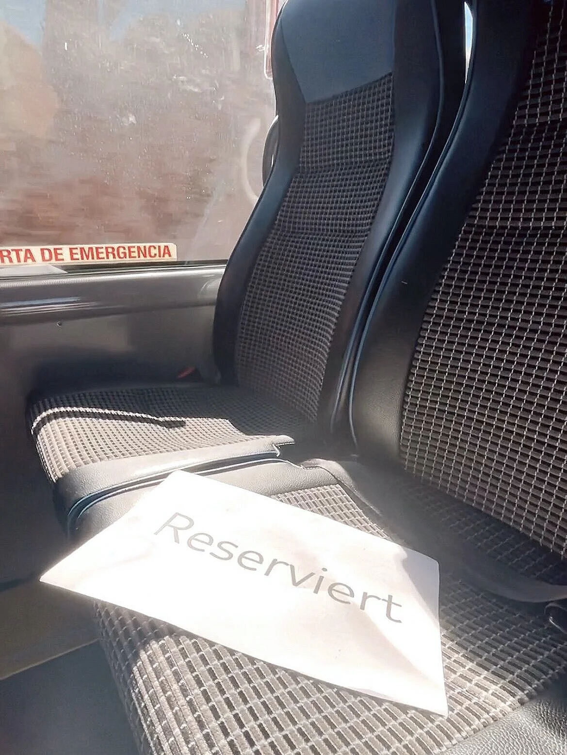 Jede zweite Reihe im Bus bleibt frei