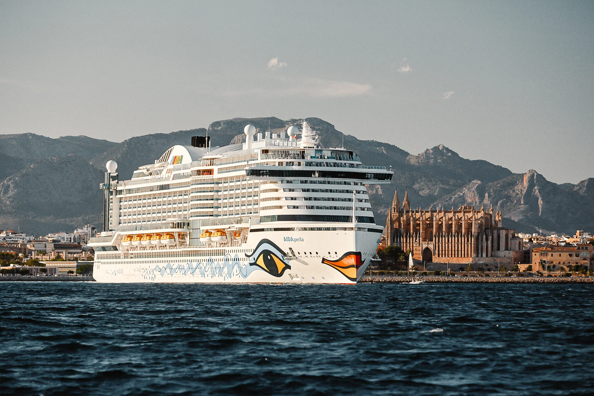AIDAperla wird ab dem 10. Juli 2021 Kreuzfahrten nach Spanien ab/bis Palma de Mallorca anbieten. ©AIDA Cruises