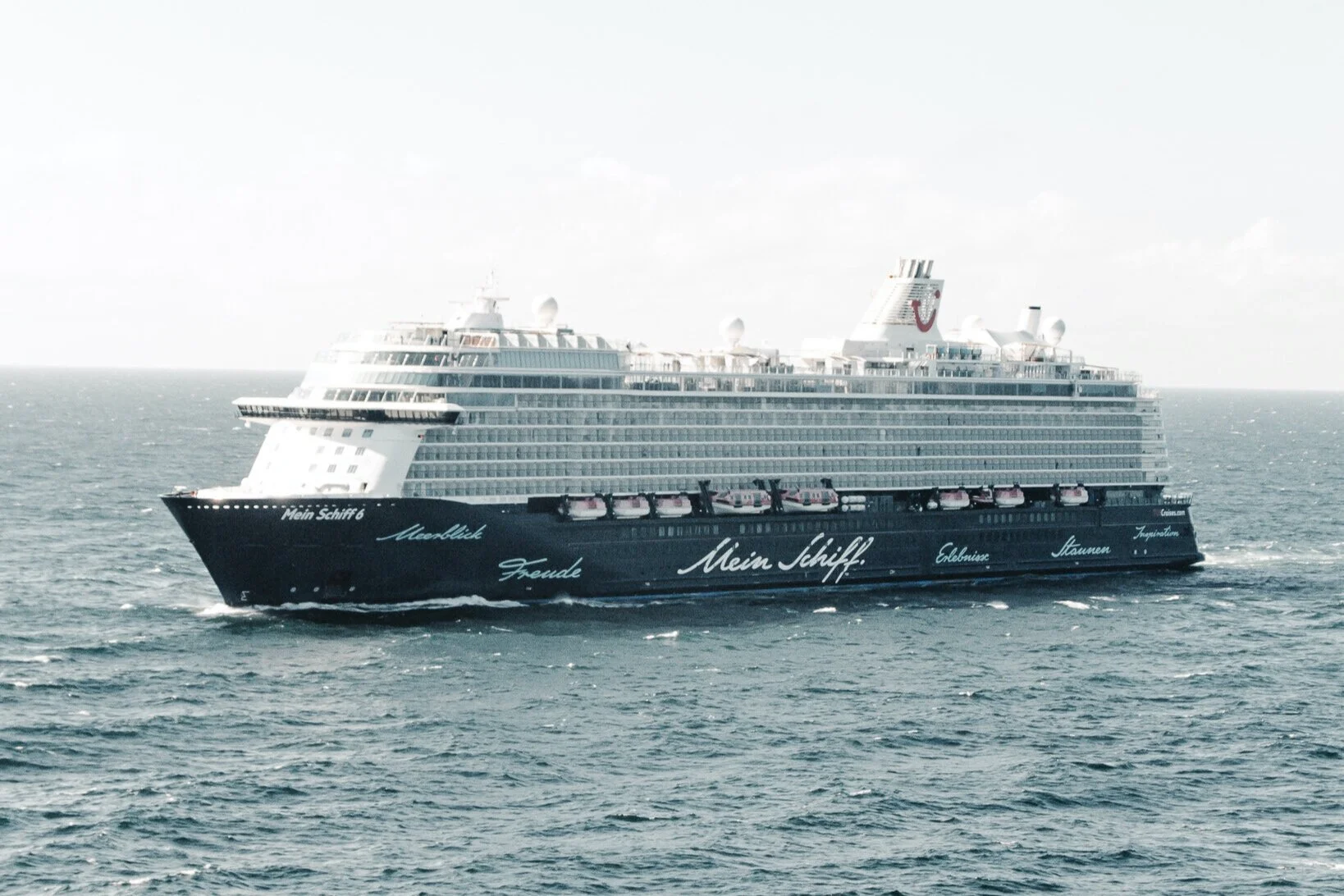 Die Mein Schiff 6 fährt ab 11. Juni 2021 wieder ab Hamburg auf sogenannten Blauen Reisen.