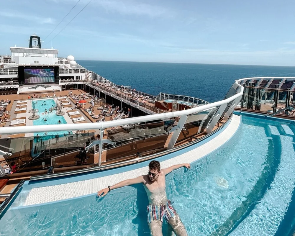Aurea Grand Suite mit Whirlpool auf der MSC Grandiosa das Erlebnis