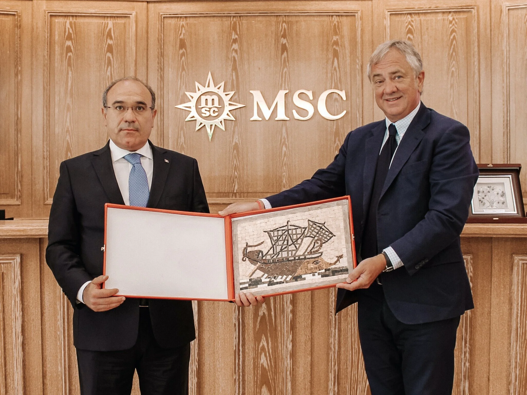 Habib Ammar, tunesischer Tourismusminister und Pierfrancesco Vago, Executive Chairmain, MSC Cruises über die zukünftigen Anläufe der MSC Opera in La Goulette, Tunesien.