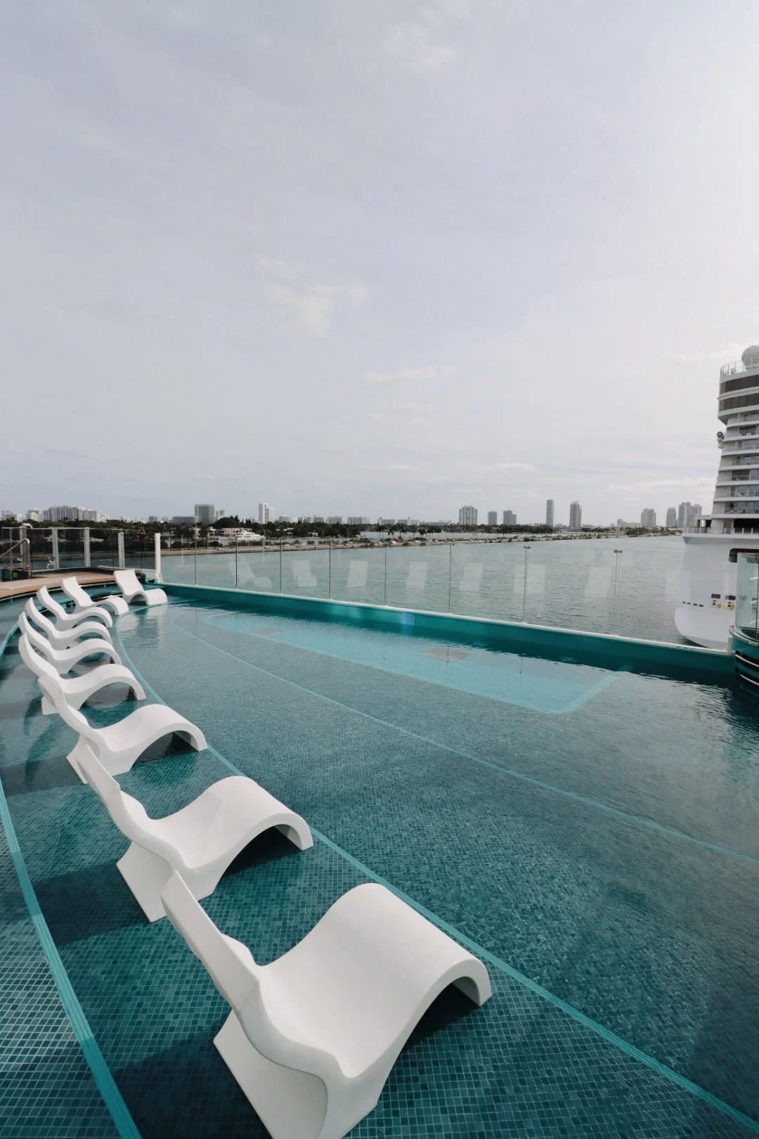 Der Infinity Pool auf Deck 8