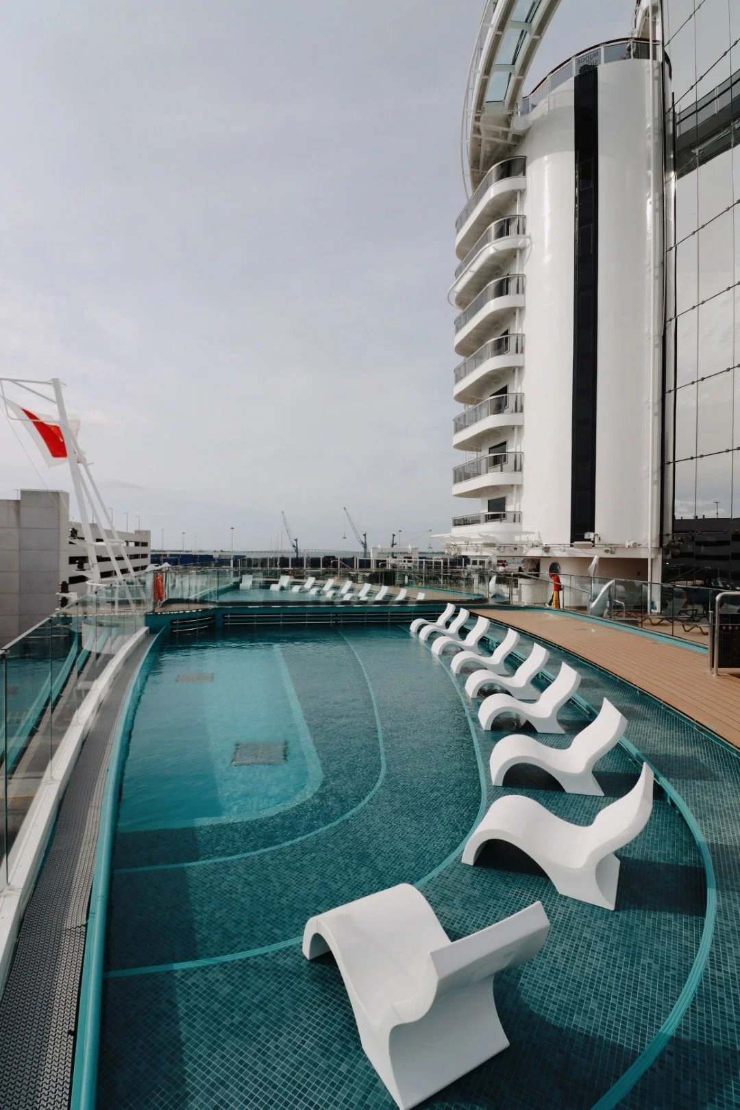 Der Infinity Pool auf Deck 8