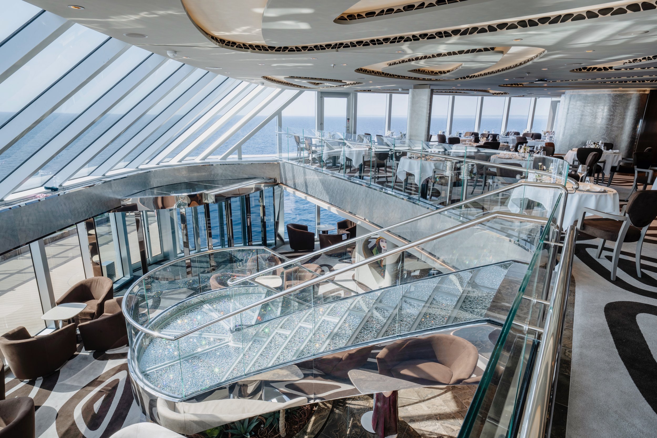 Das Yacht Club Restaurant verbunden mit der Top Sail Lounge