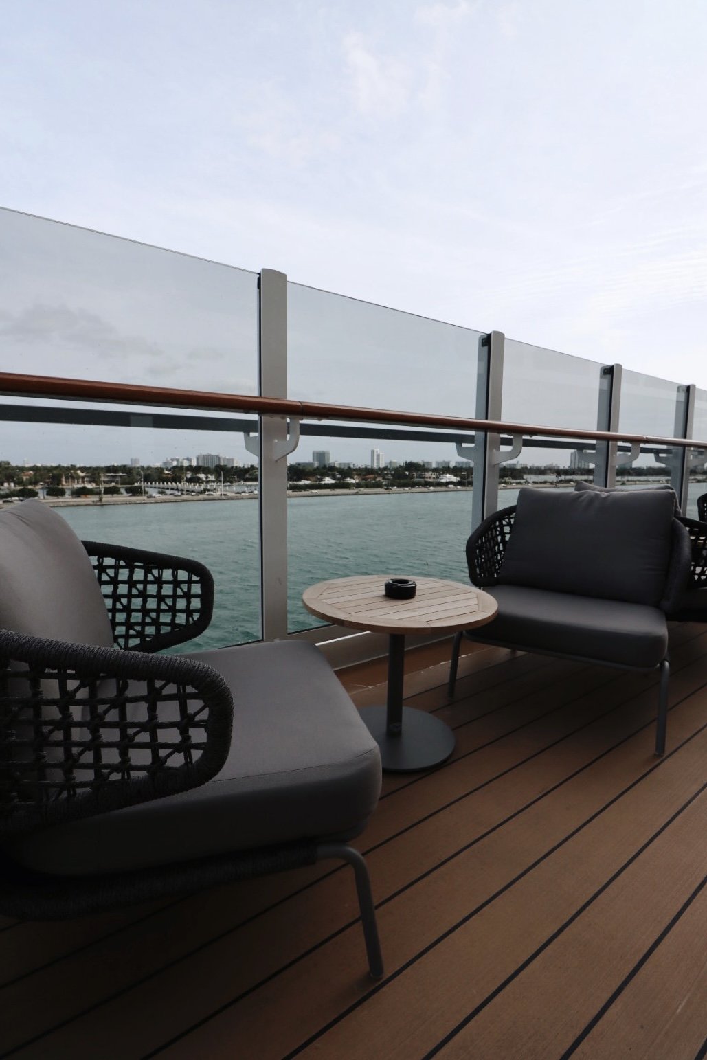 Neue Möbel und Loungebereiche auf der Waterfront Promenade Deck 8