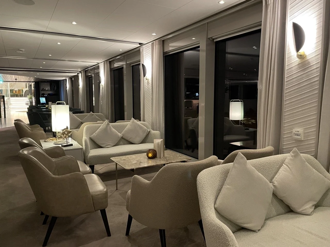 Die Panorama Lounge an Bord der Amadeus Riva. 