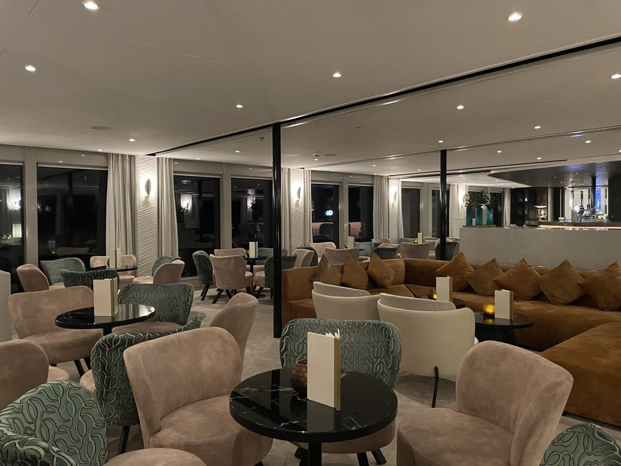 Die Panorama Lounge an Bord der Amadeus Riva. 