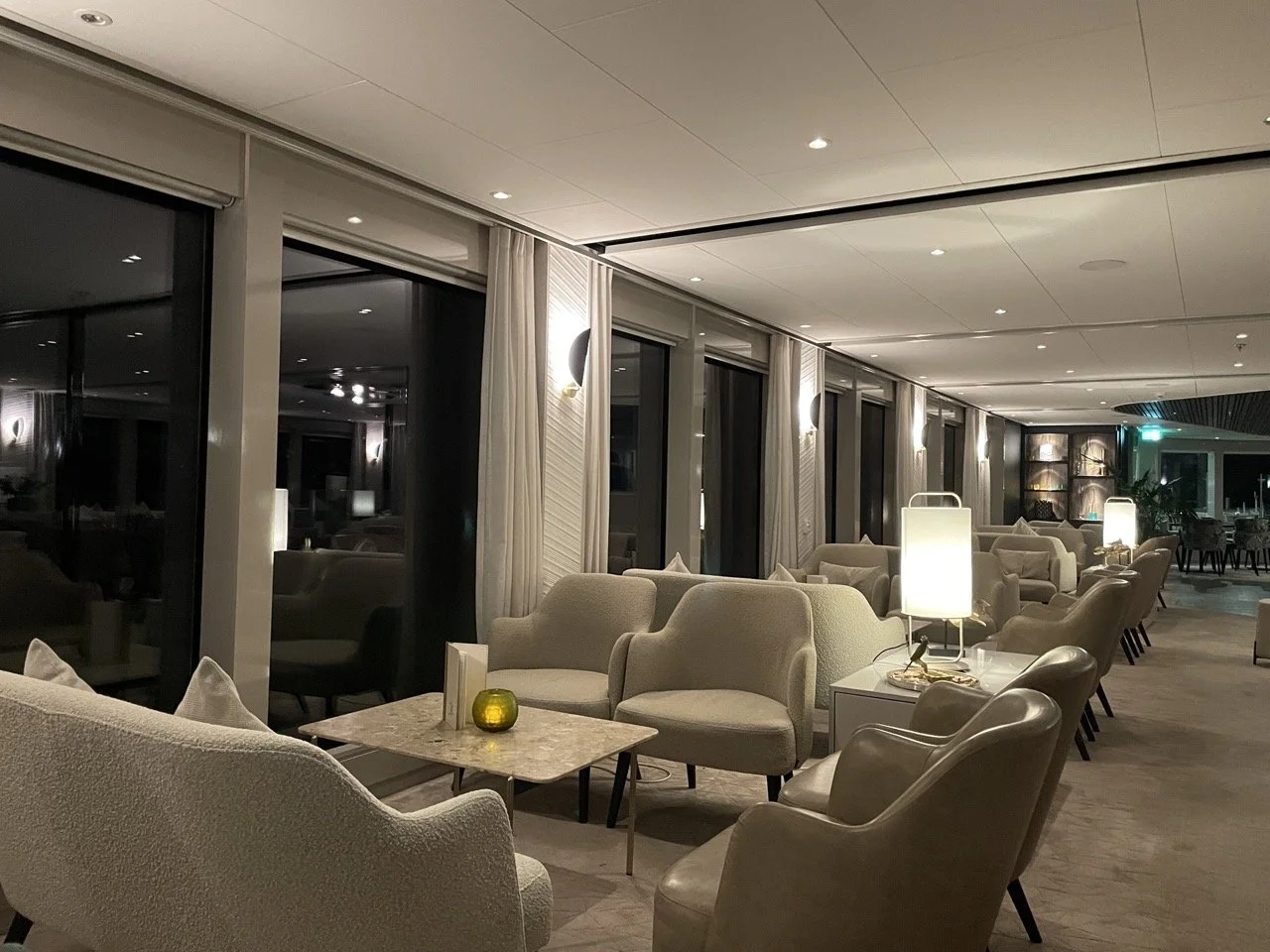 Die Panorama Lounge an Bord der Amadeus Riva. 