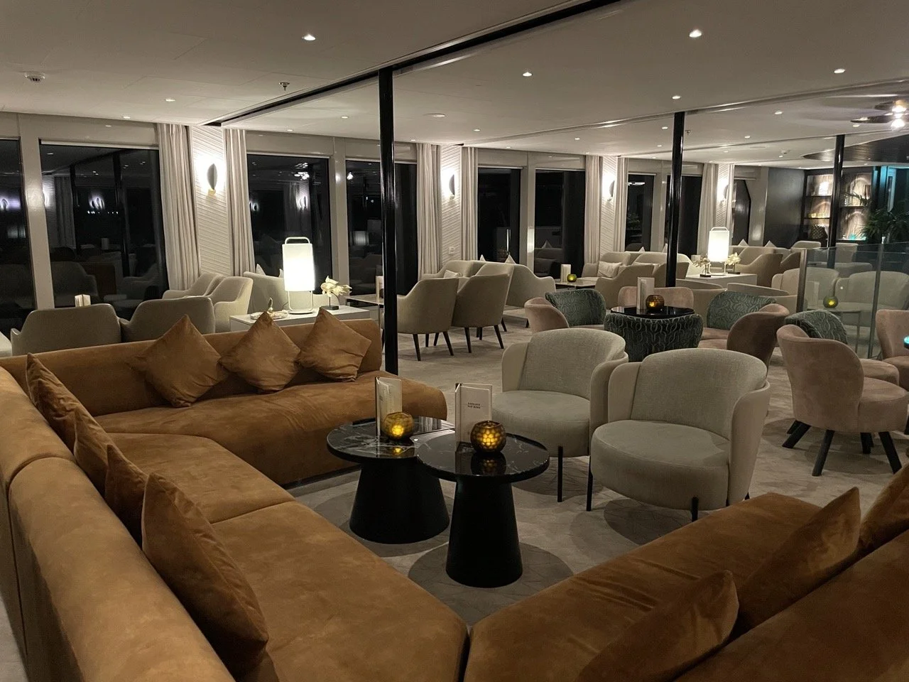 Die Panorama Lounge an Bord der Amadeus Riva. 