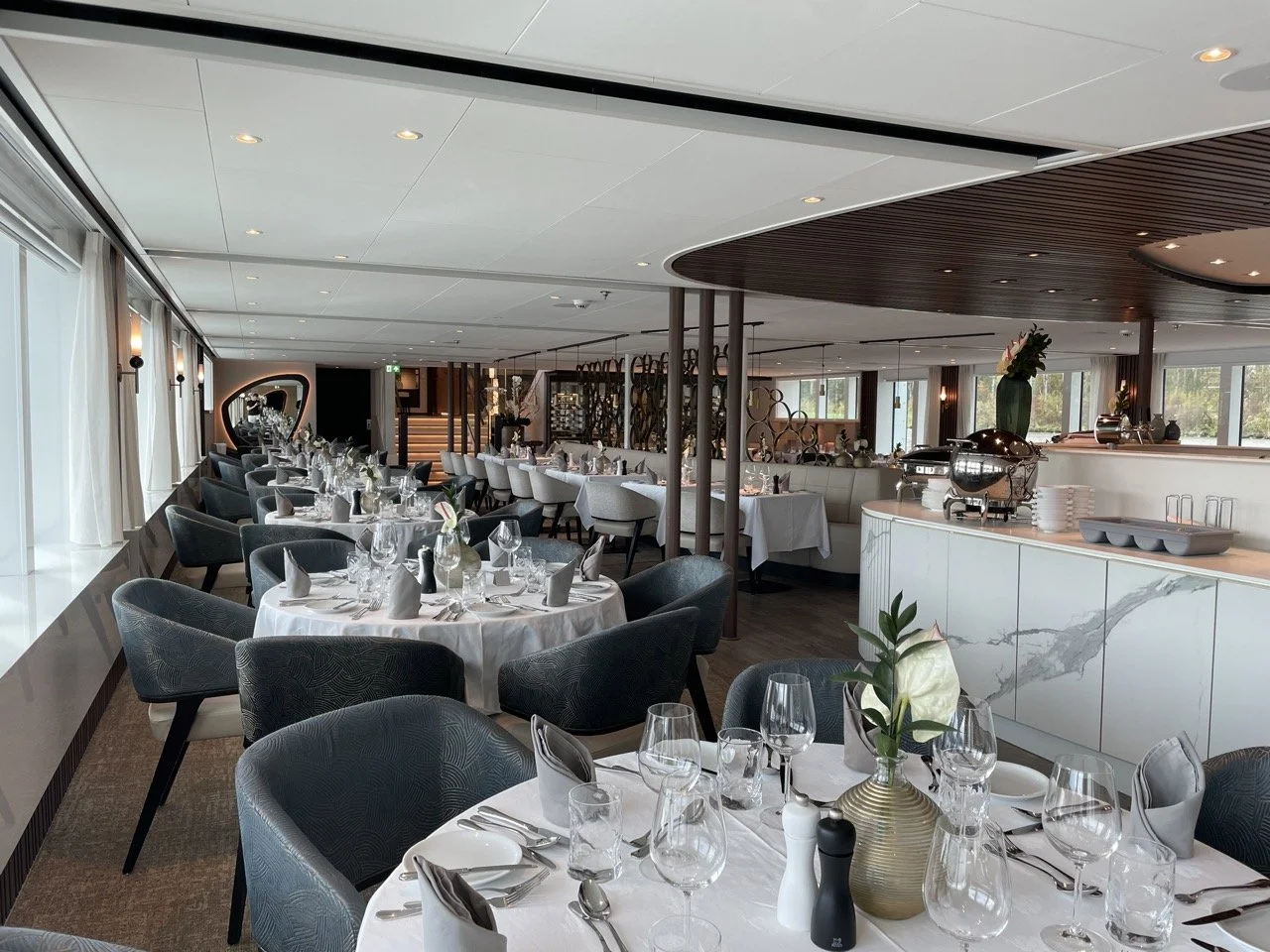 Das Panorama Restaurant an Bord der Amadeus Riva. 