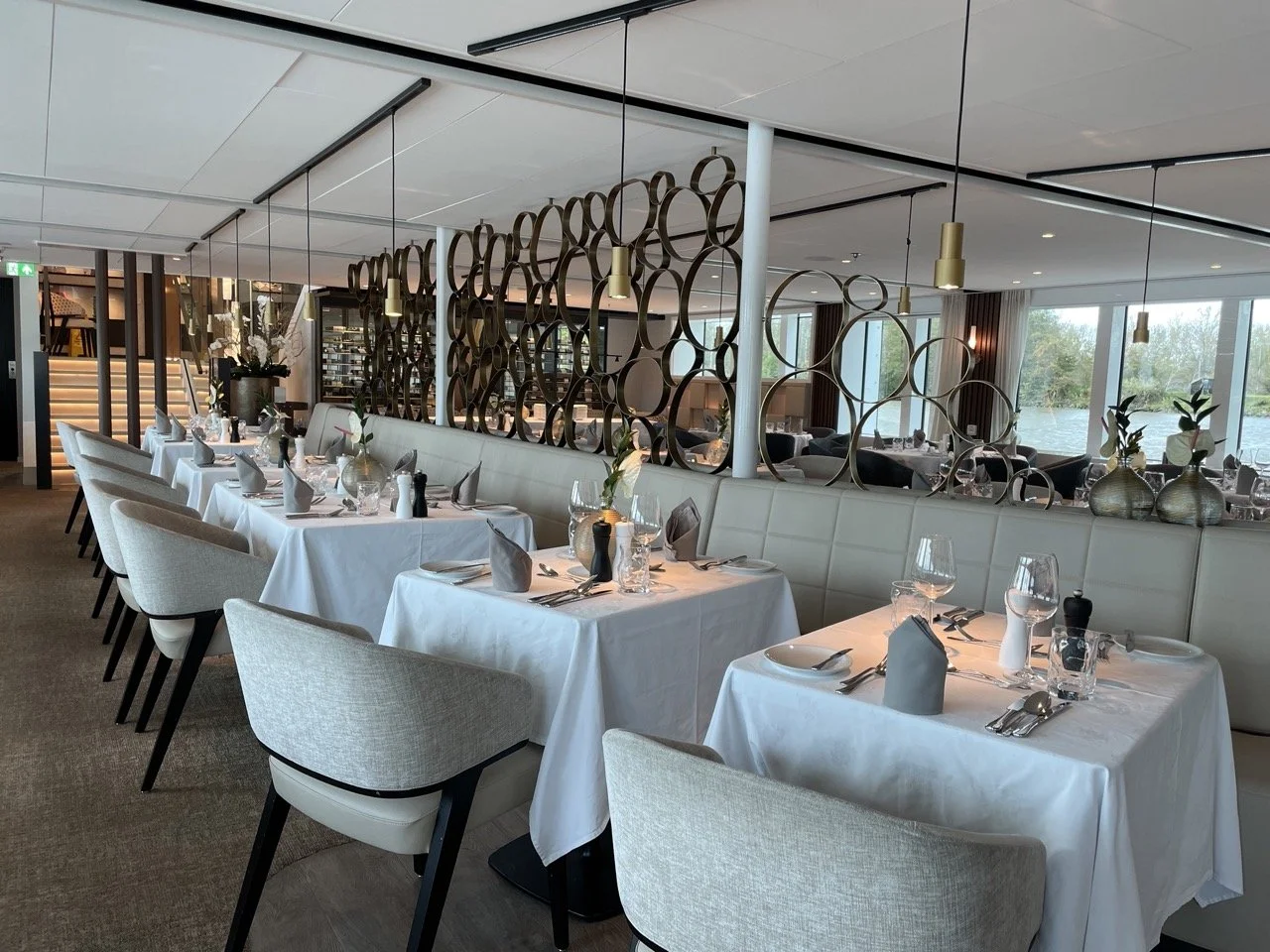 Das Panorama Restaurant an Bord der Amadeus Riva. 