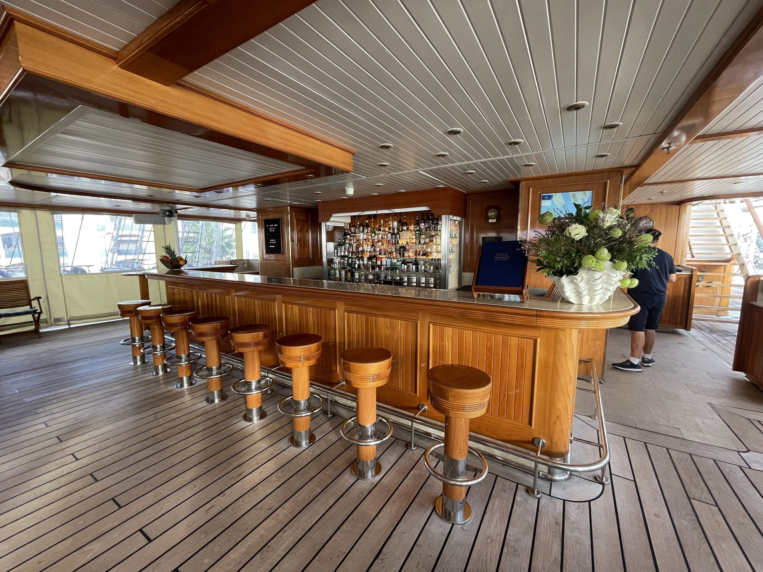 Die Lido Bar auf dem Lido Deck lädt zum geniessen und Kontaktknüpfen ein