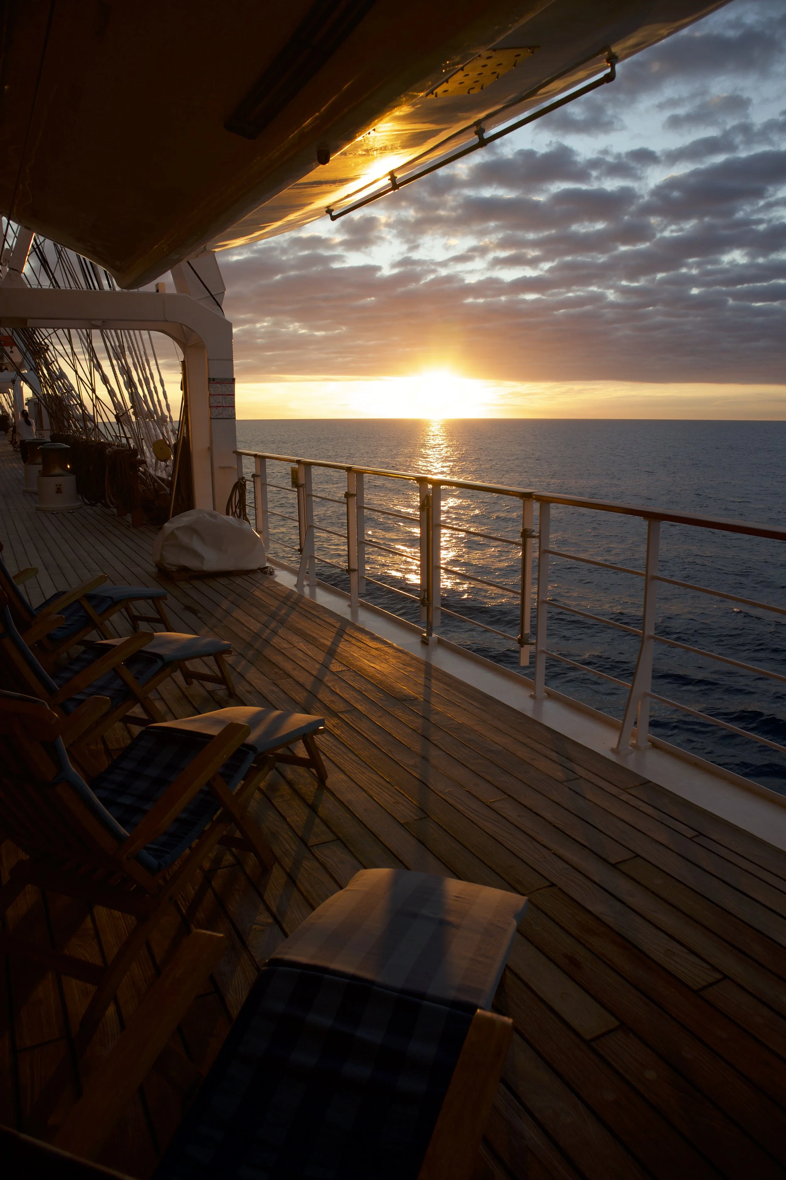 Segelromantik früh morgens am Seetag.