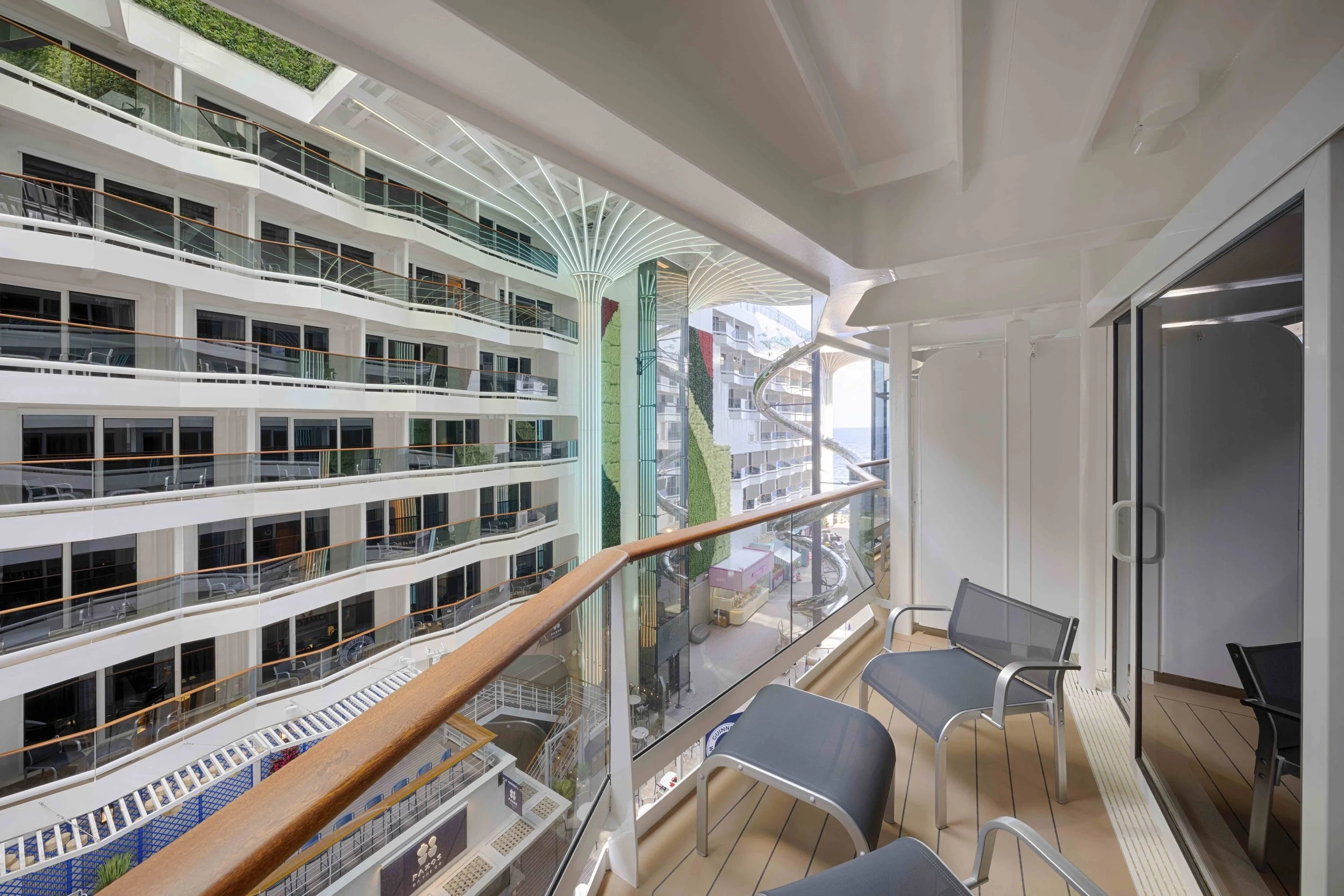 MSC World America, Deluxe Balkon mit Sicht auf die Promenade (PR2)