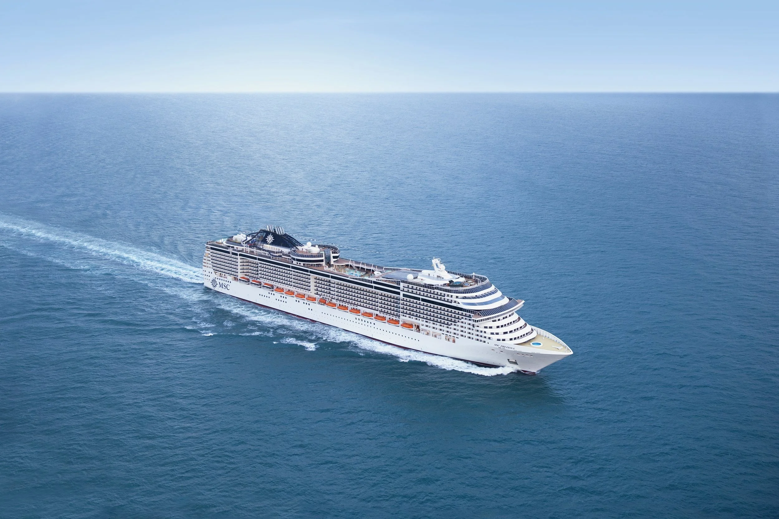 Großer Kreuzfahrtschiff mit MSC-Logo fährt auf dem Meer.