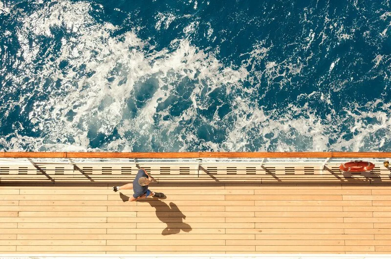Passagier auf Deck während einer Atlantik-Passage