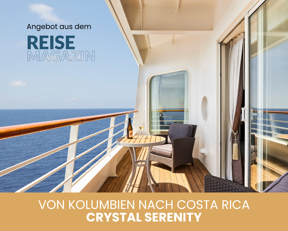 Balkon mit Meerblick auf einem Kreuzfahrtschiff, mit Tisch, Wein und Sektgläser, Sonnenlicht, offene Tür zum Innenraum, gemütliche Sitzecke.