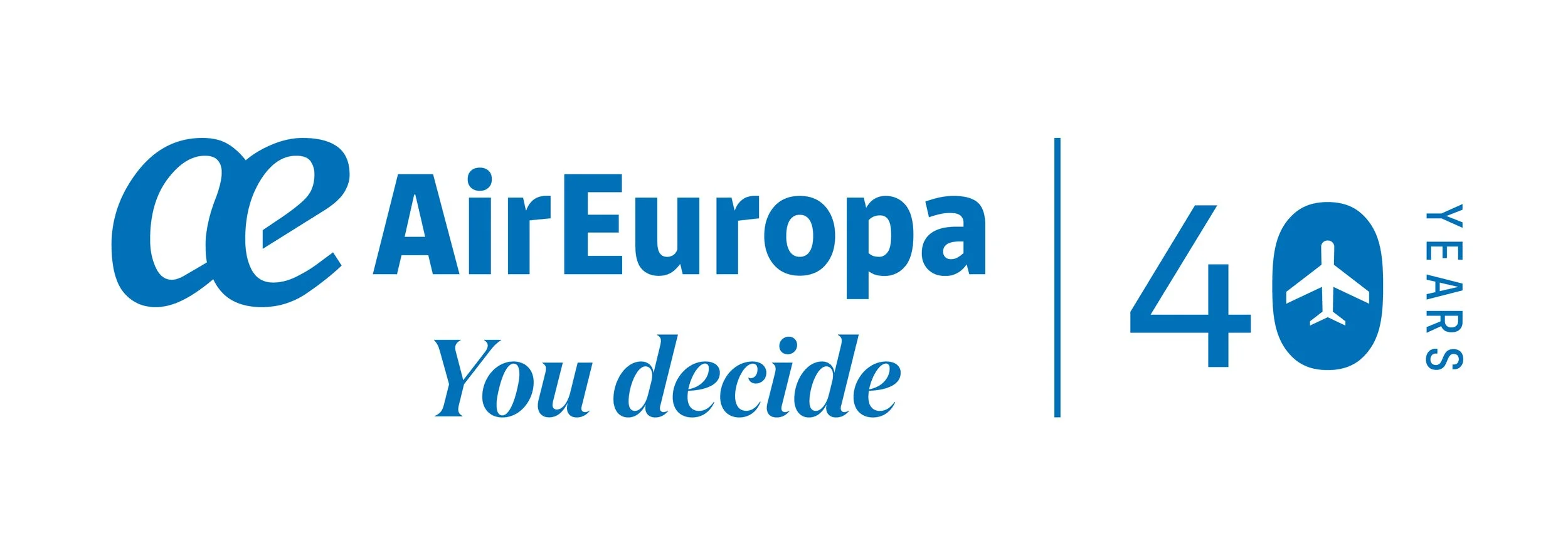 Logo von AirEuropa mit dem Slogan ‚You decide‘ und einer Markierung für 40 Jahre mit einem Flugzeug-Symbol.