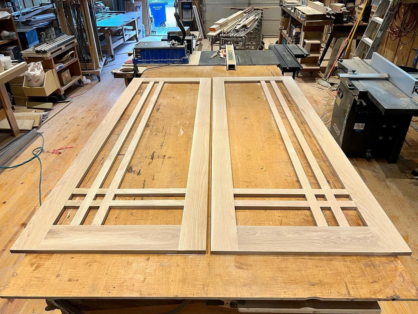 Peep progress on these white oak hardwood screen doors with craftsman windowpane detail. Will be paired with a poplar backer containing a recessed channel to create the prettiest screen doors you&rsquo;ve ever seen!!

#screendoor #porchlife #porch #w