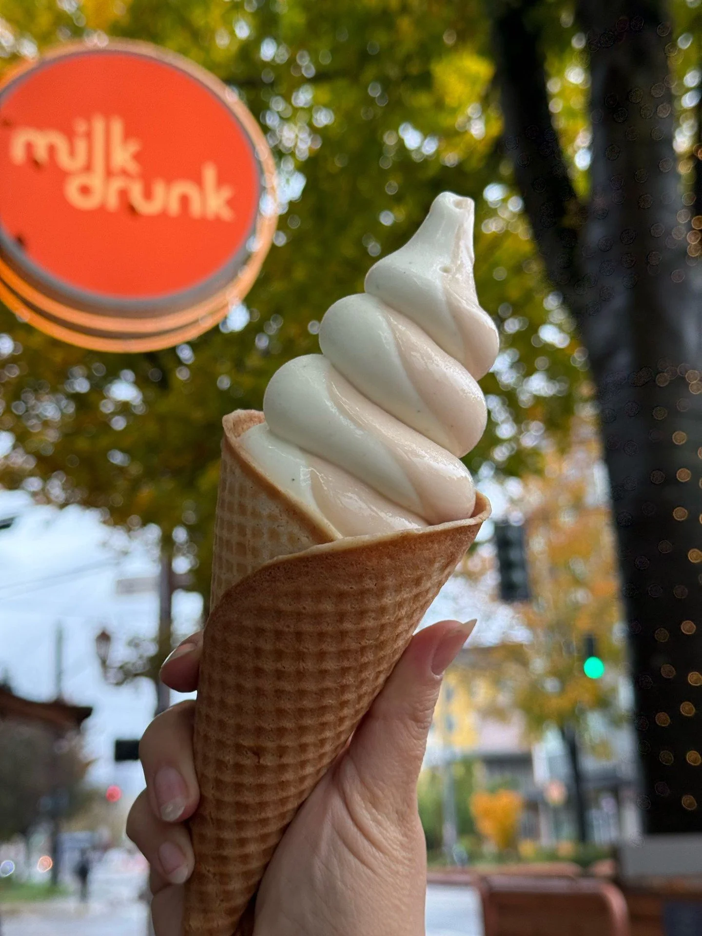 New month, new seasonal soft serve! Continuing  our collaboration series, this month&rsquo;s seasonal soft serve flavors were created in partnership with our friend and insanely talented Chef Emily Dann of @thecorsonbuilding 😘 ✨ 

✨ Bay Leaf
✨ Quinc