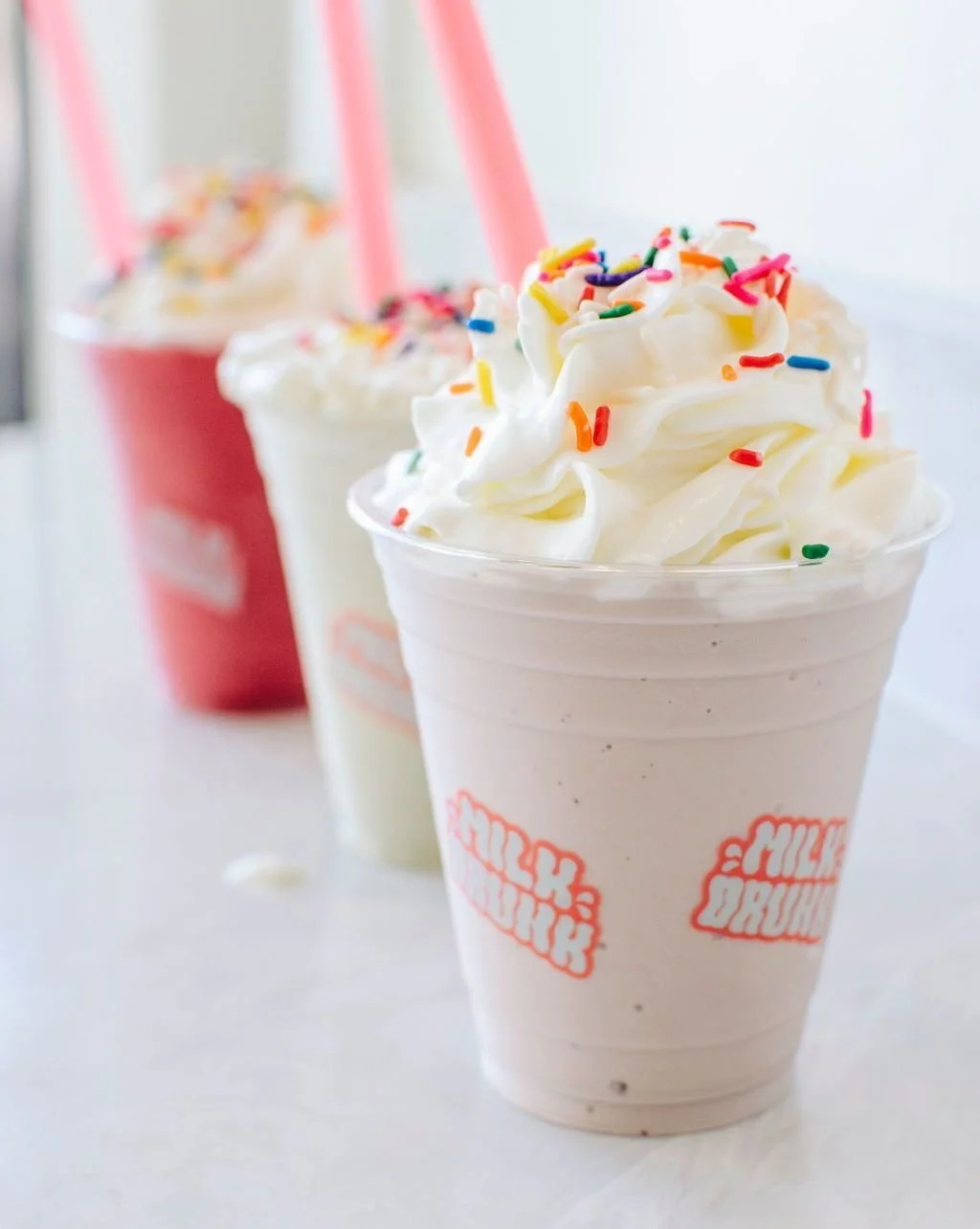 In need of a sweet treat? Our velvety smooth milkshakes are always here for you! Choose from any of our soft serve flavors and don't forget to add in any toppings 😋 Dairy not your friend? We have some vegan options available too!

📷 @maddyporter